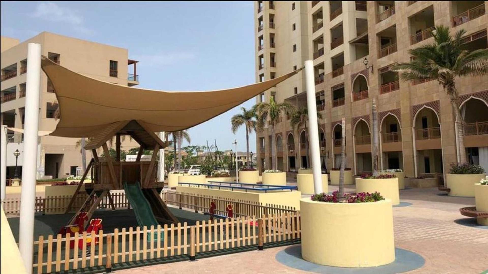 PJ- Premium Palm Jumeirah Apartment - Beachfront, Pool & Balcony