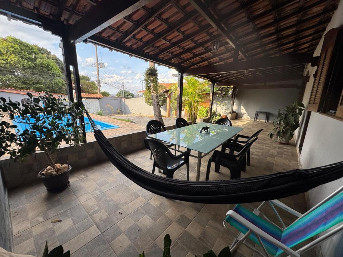 Casa espaçosa com piscina e churrasqueira