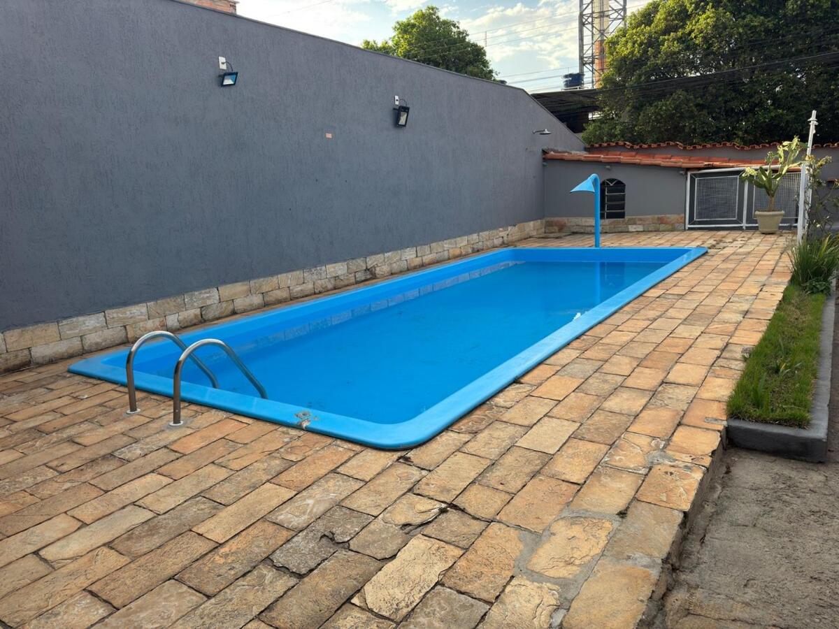 Casa espaçosa com piscina e churrasqueira