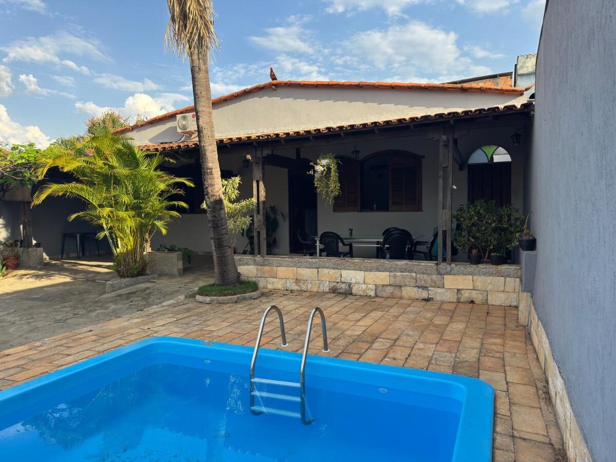Casa espaçosa com piscina e churrasqueira