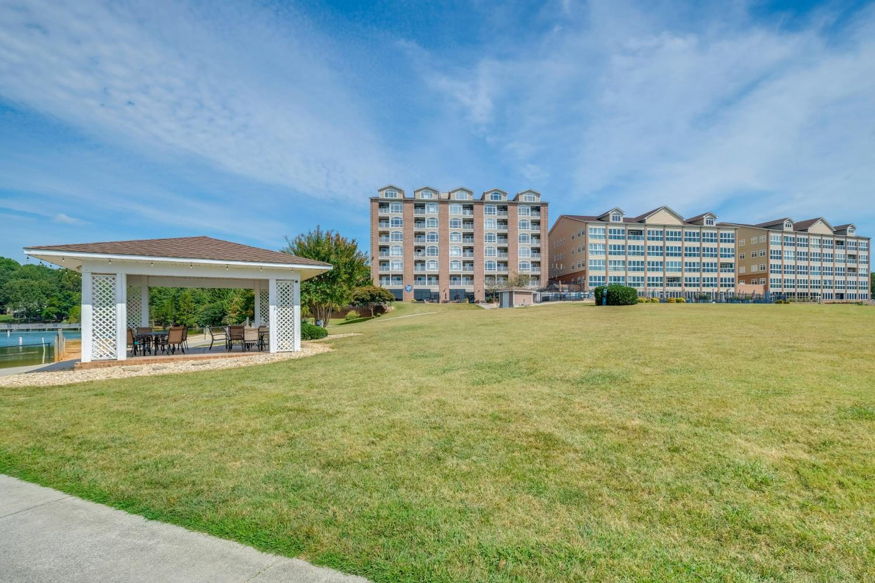 Smith Mtn Lake Retreat Indoor PoolandHot Tub Access