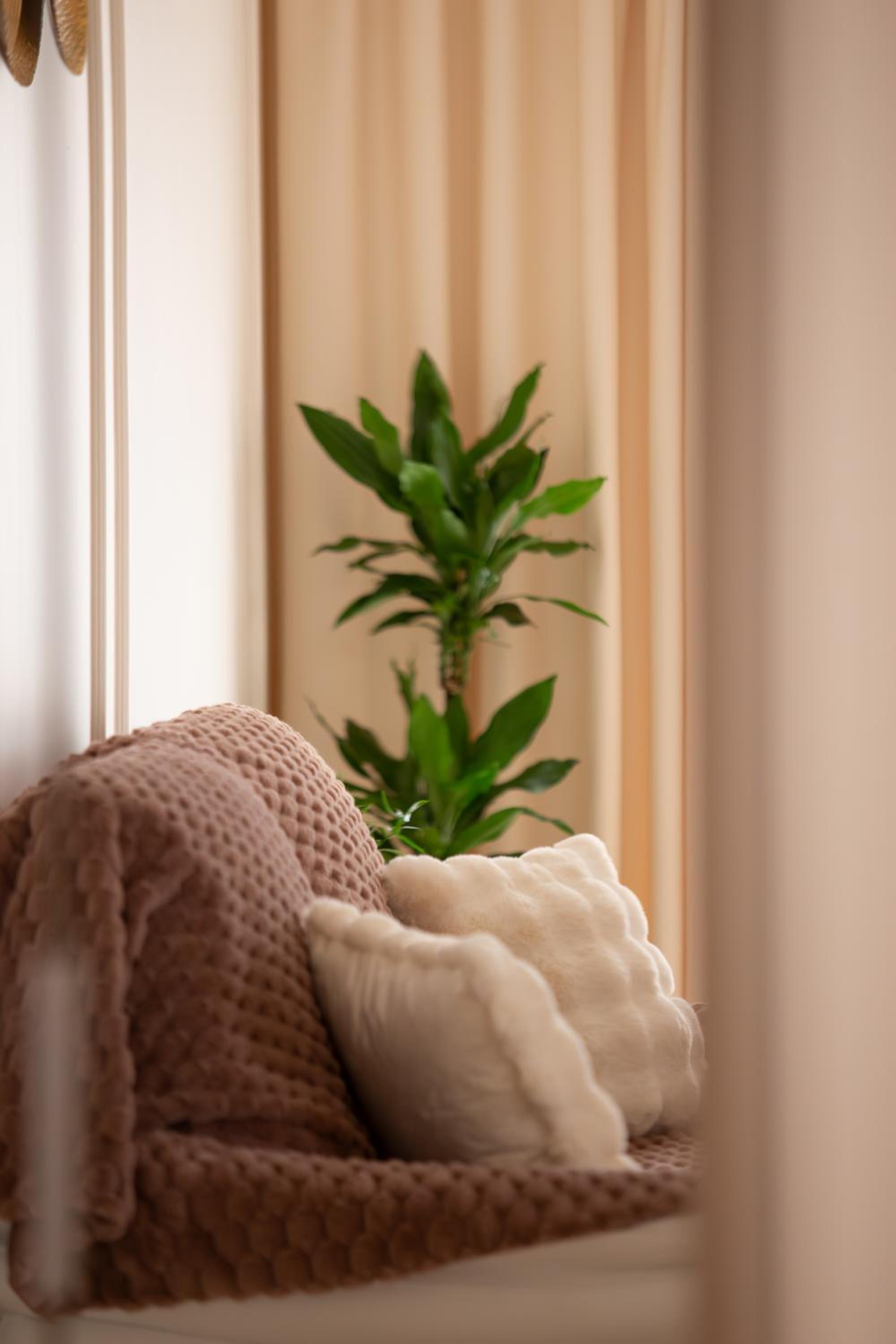 ARI Luxury Apartment with Balcony