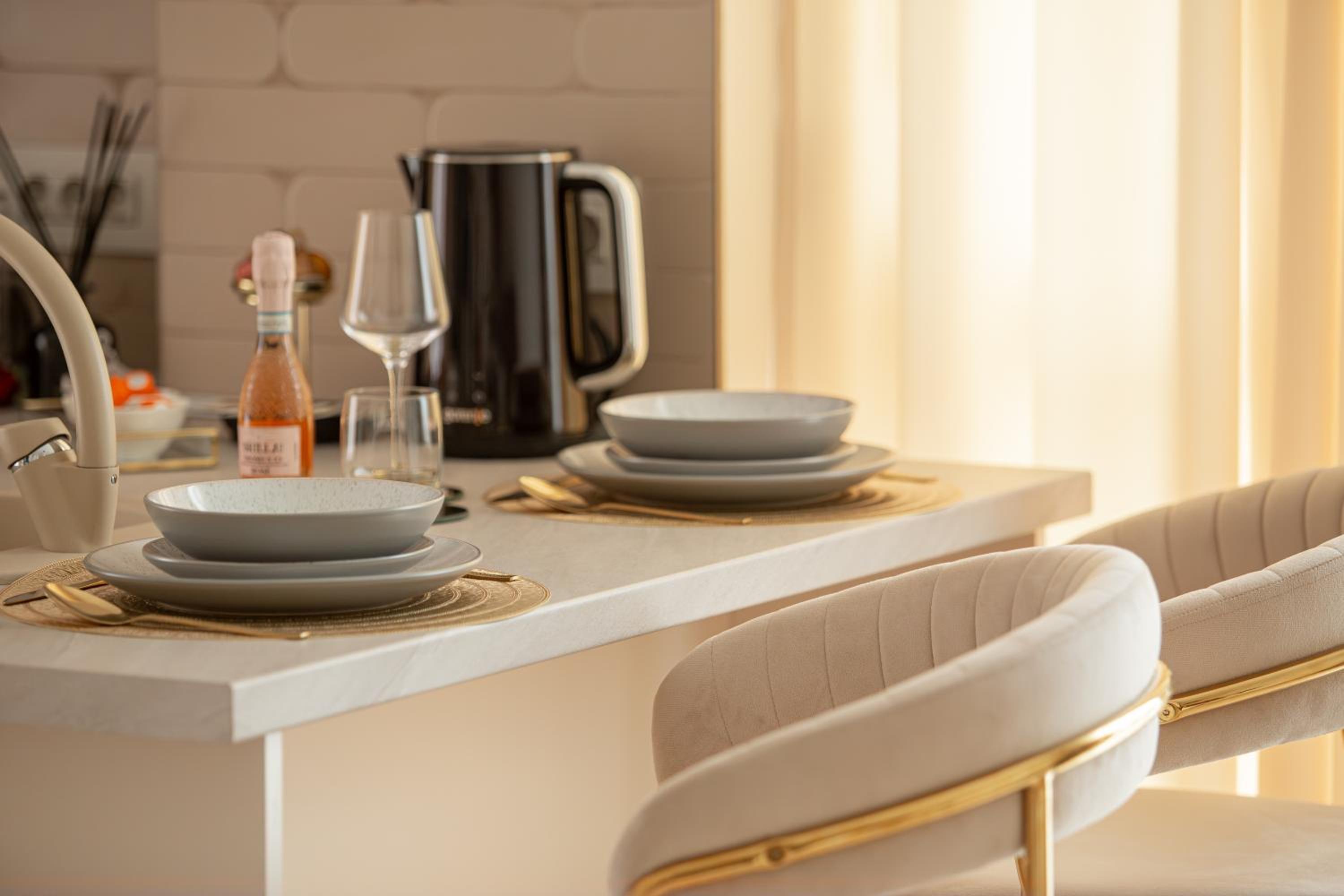 ARI Luxury Apartment with Balcony