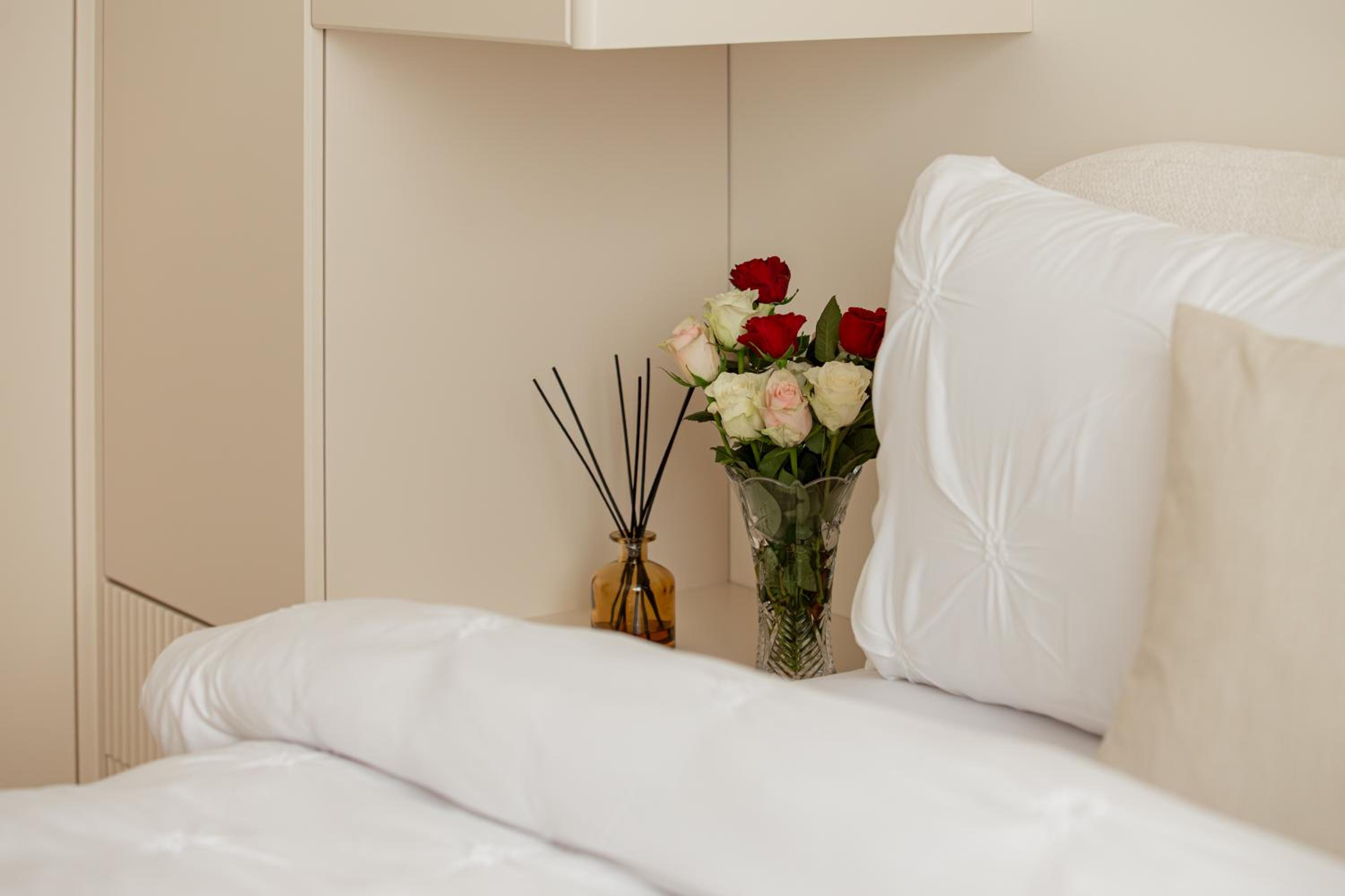ARI Luxury Apartment with Balcony