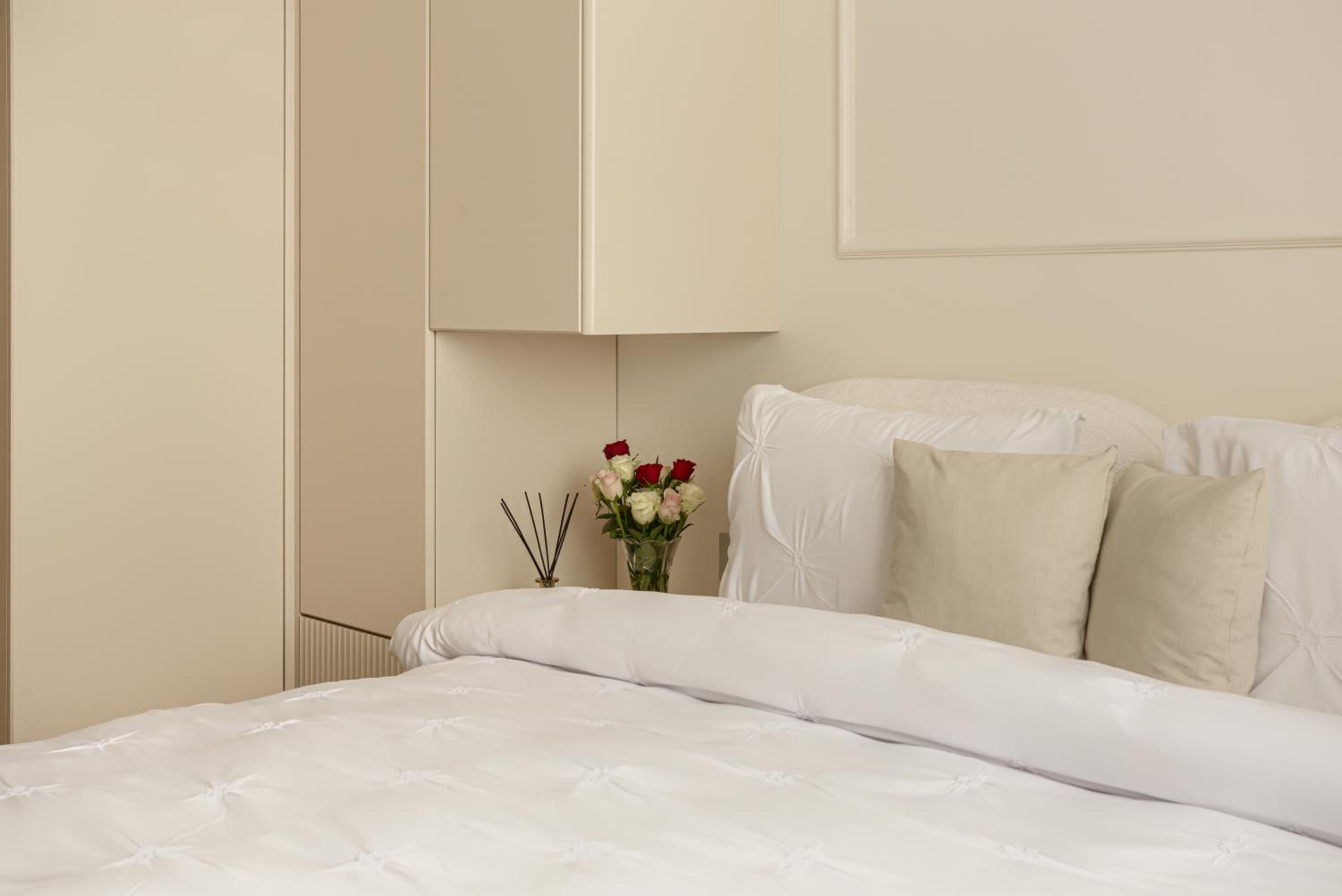 ARI Luxury Apartment with Balcony