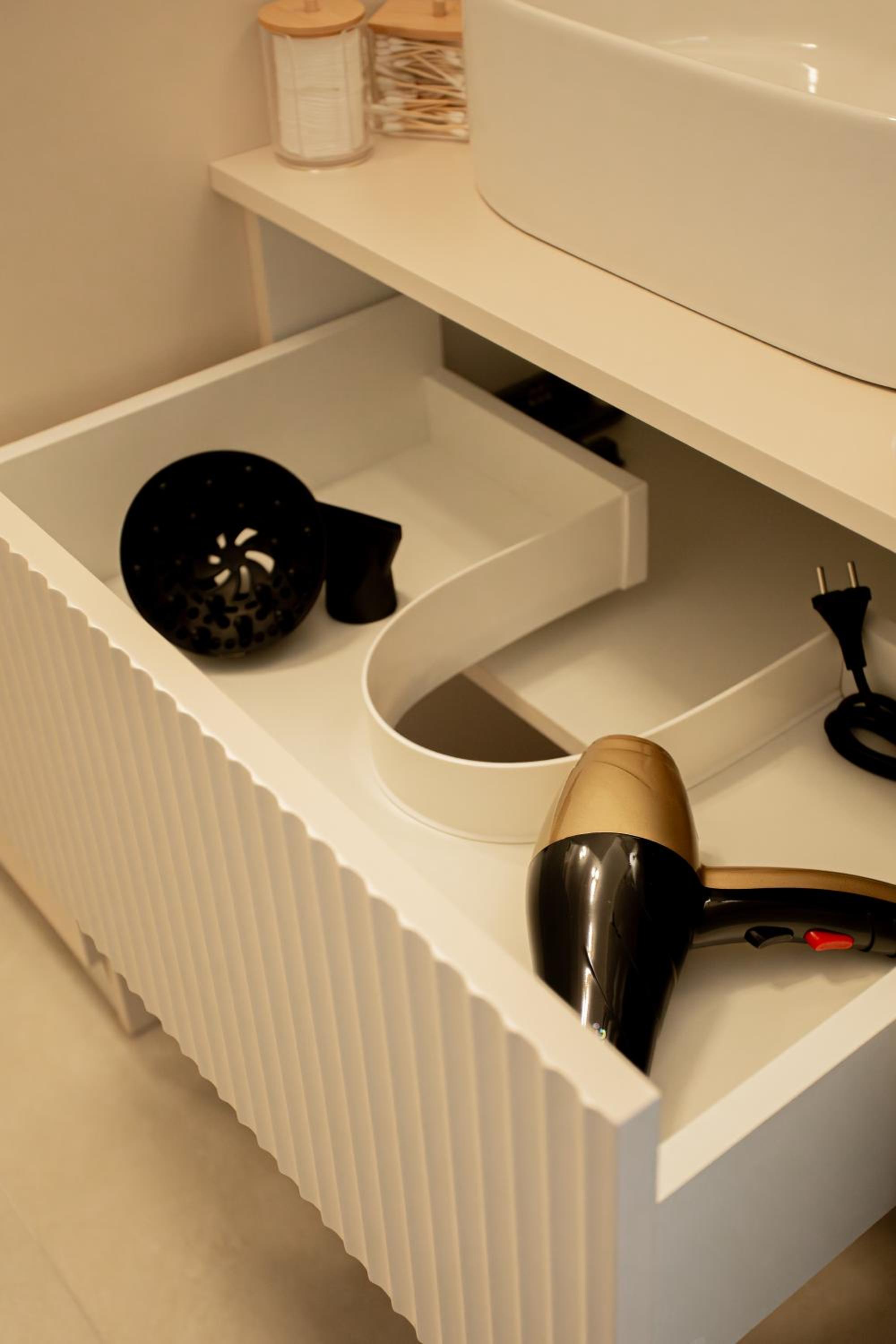ARI Luxury Apartment with Balcony