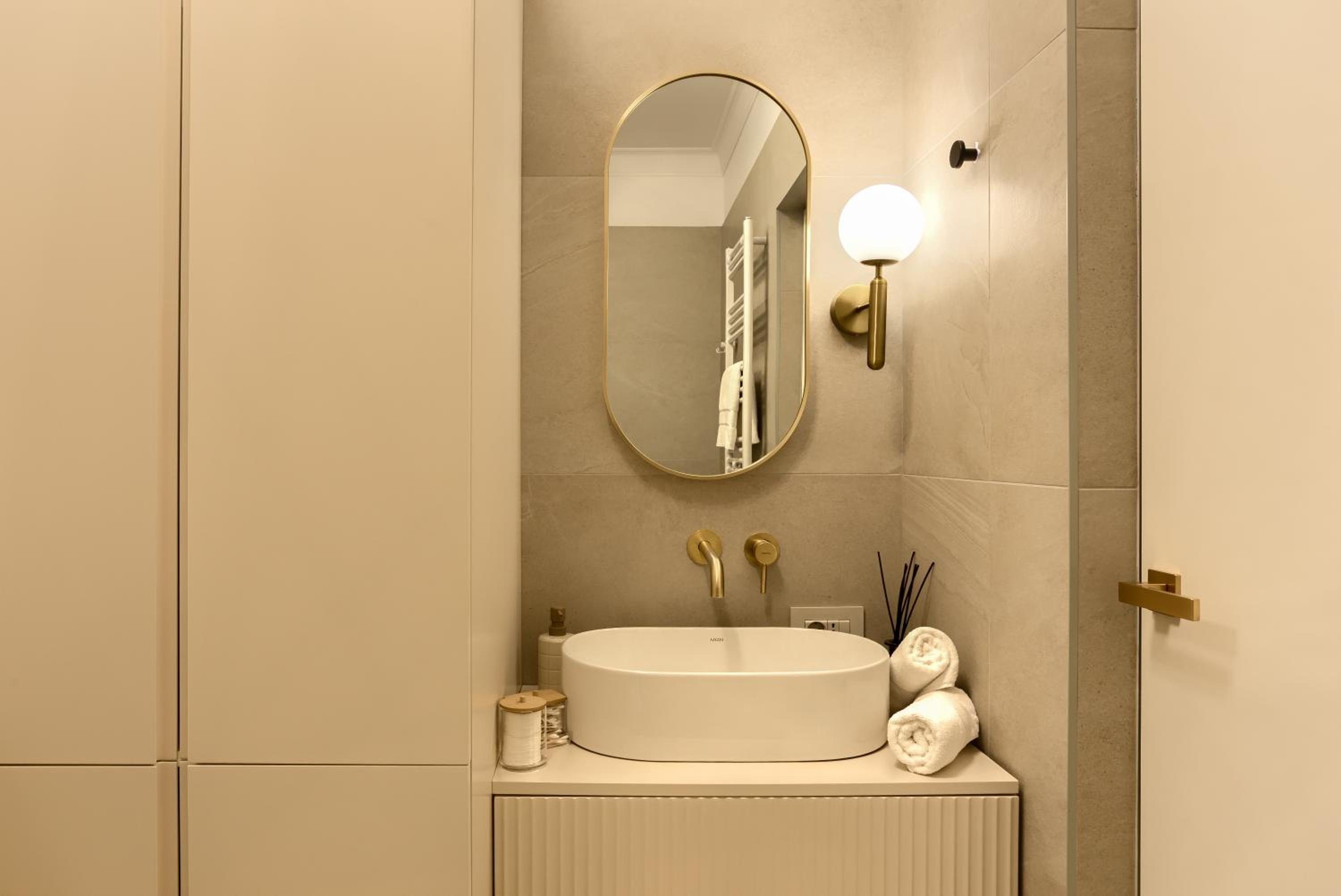 ARI Luxury Apartment with Balcony