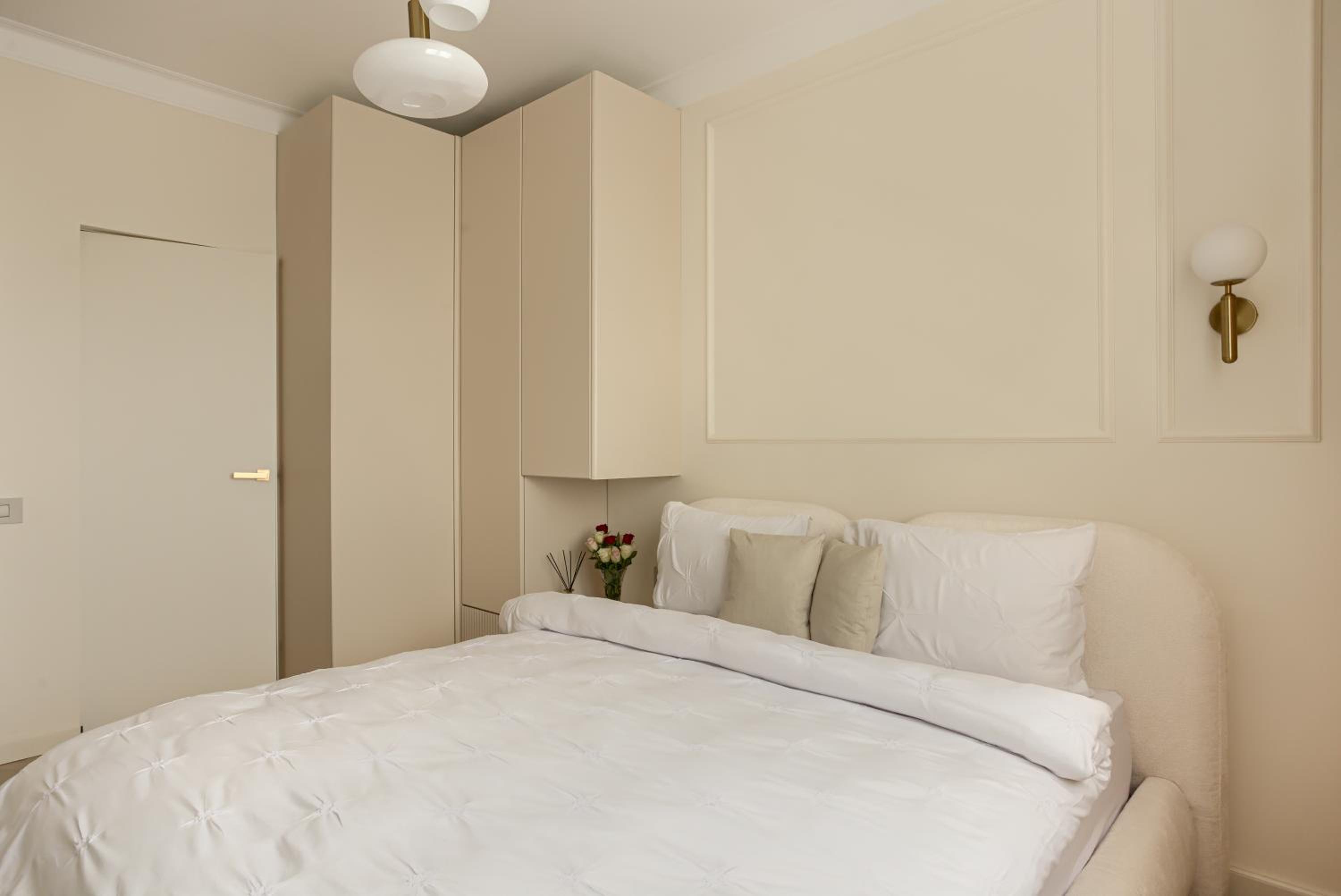 ARI Luxury Apartment with Balcony