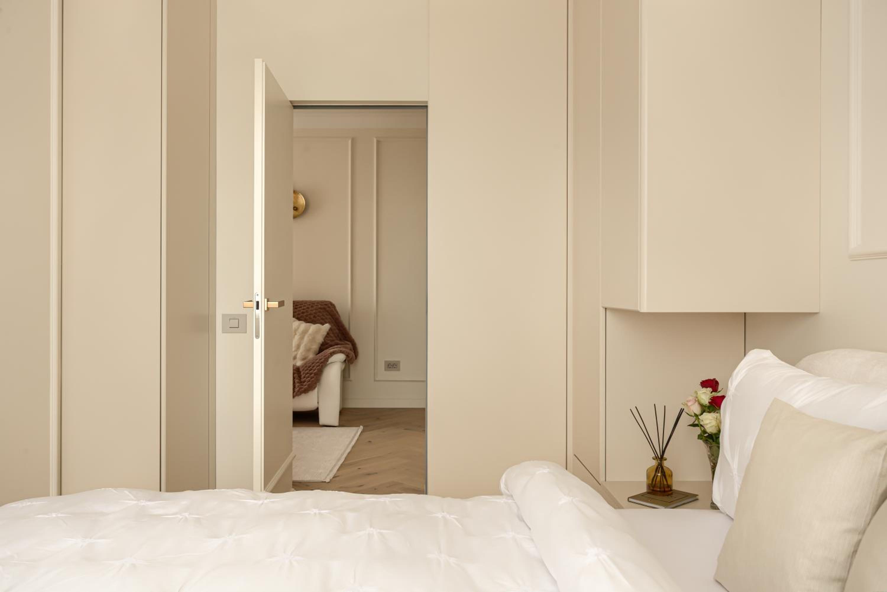 ARI Luxury Apartment with Balcony