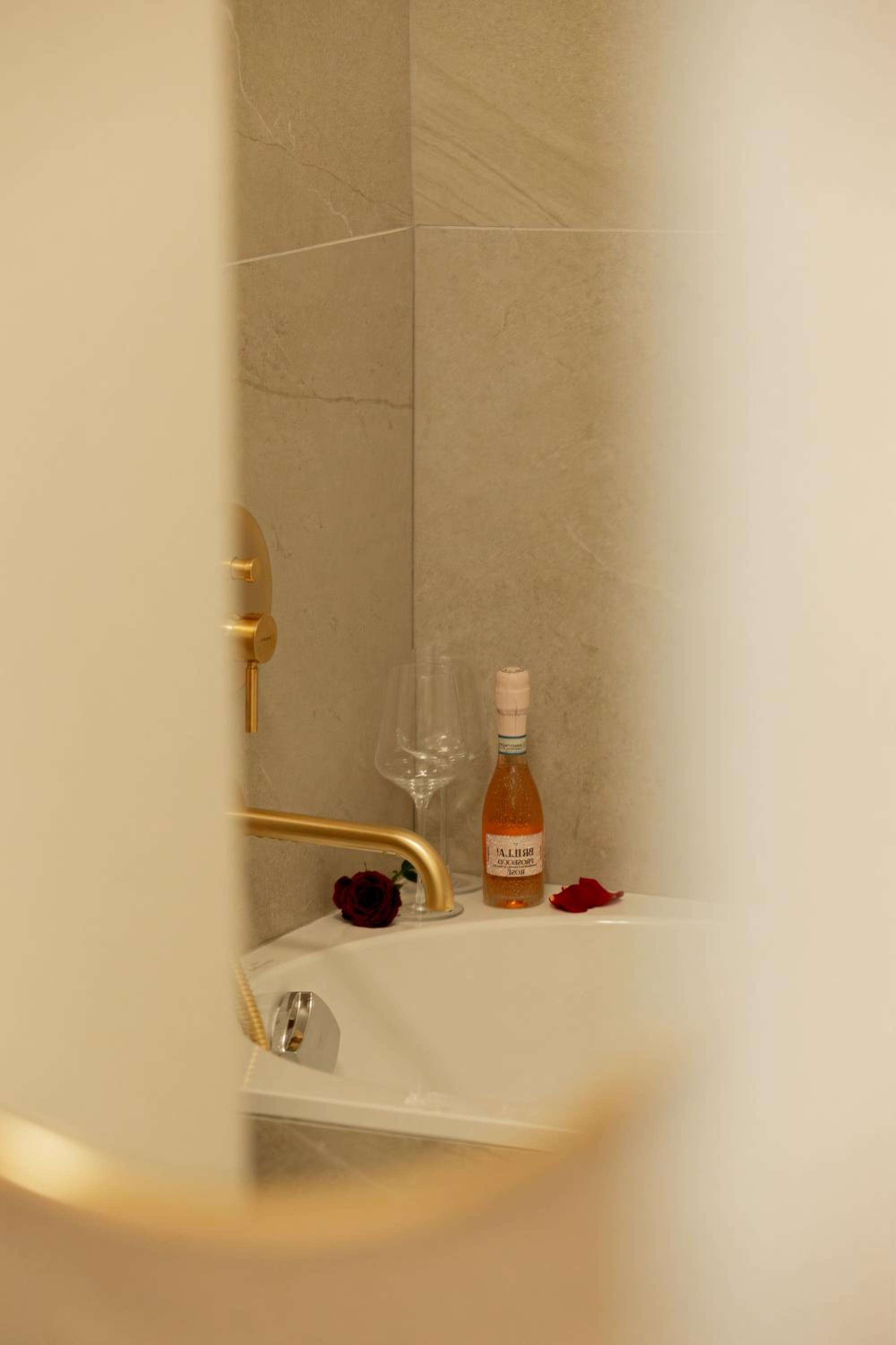ARI Luxury Apartment with Balcony
