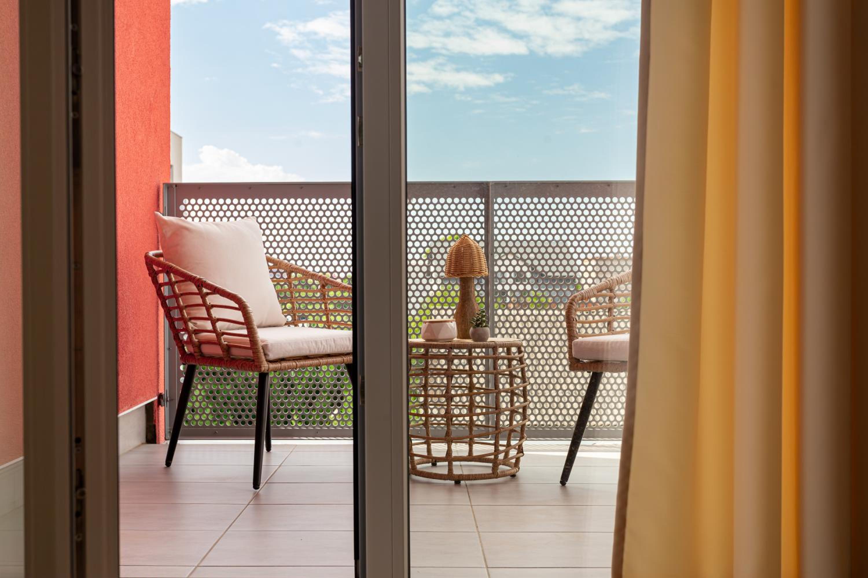 ARI Luxury Apartment with Balcony