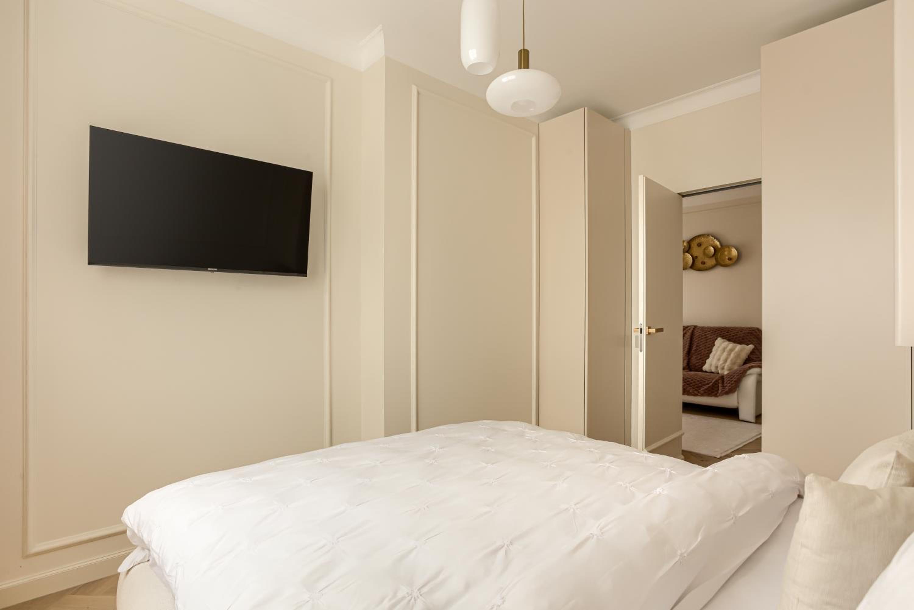 ARI Luxury Apartment with Balcony