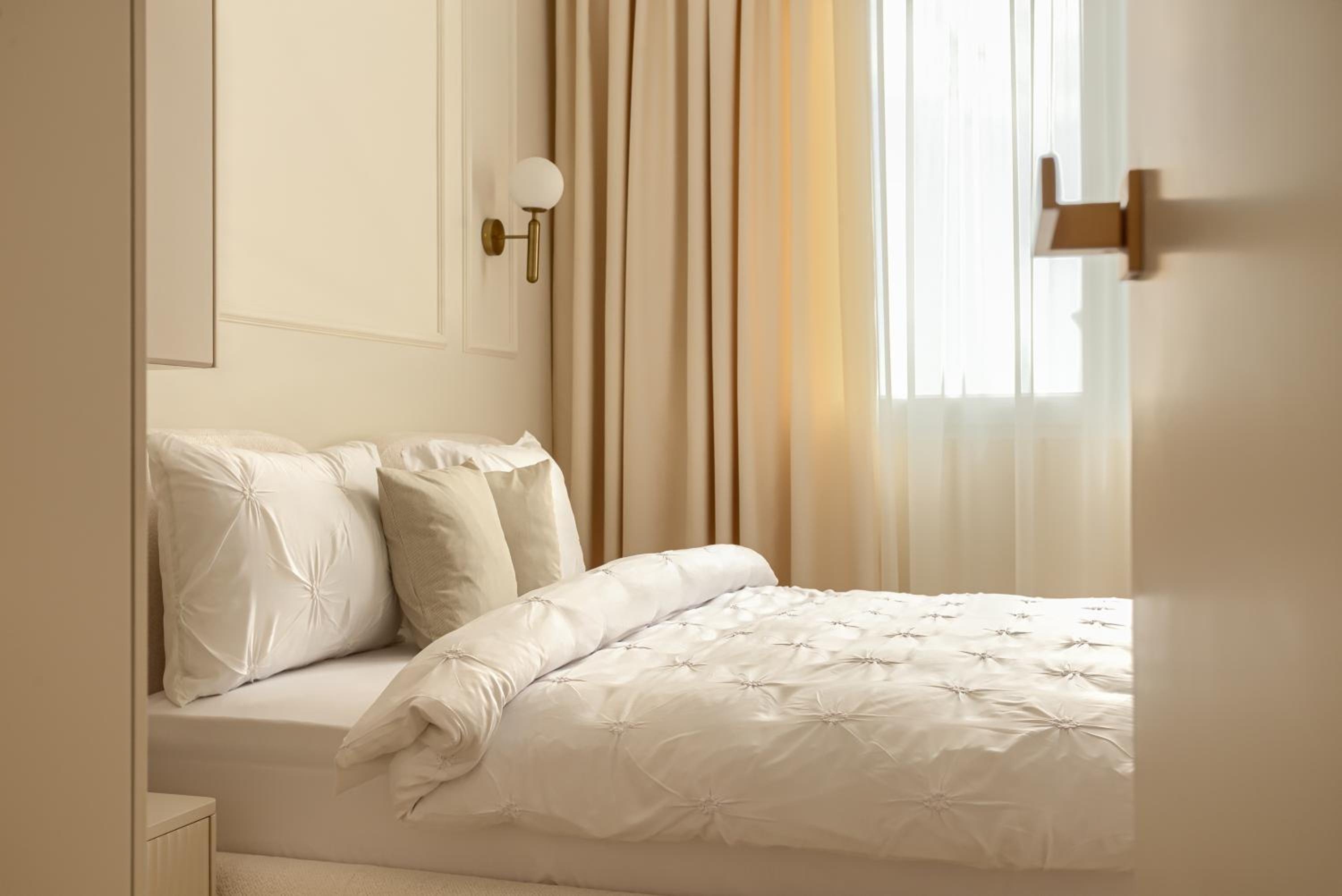 ARI Luxury Apartment with Balcony