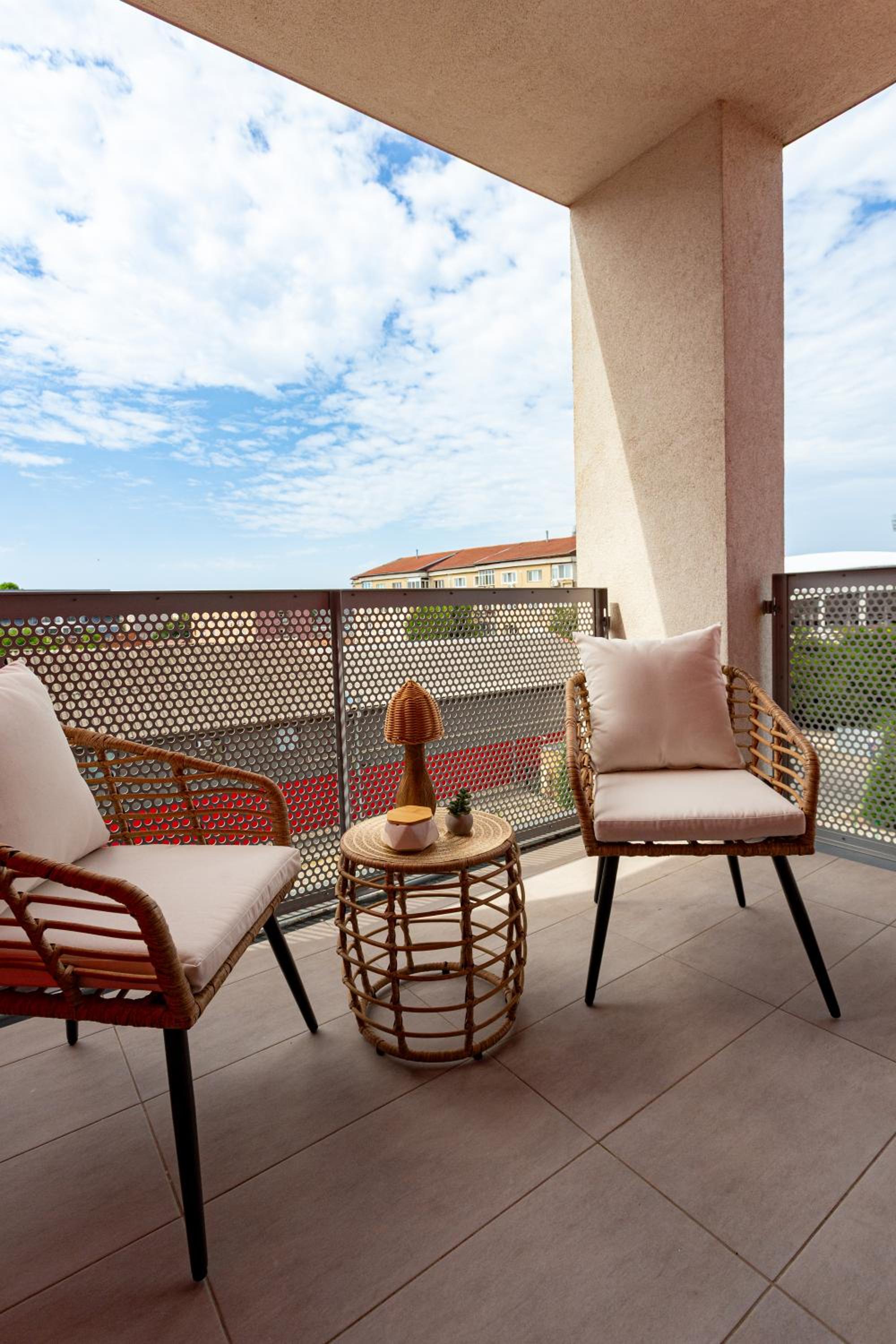 ARI Luxury Apartment with Balcony