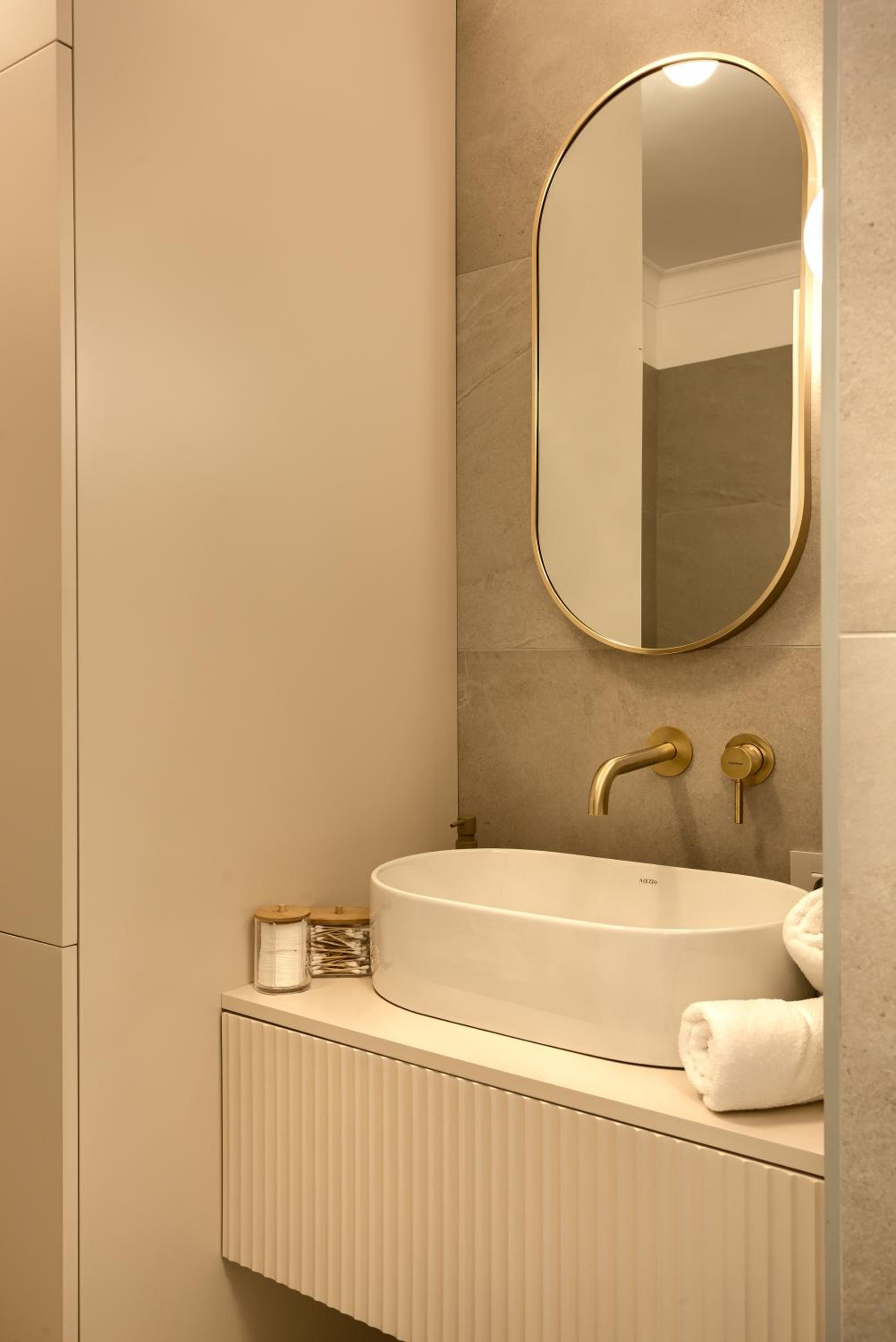 ARI Luxury Apartment with Balcony