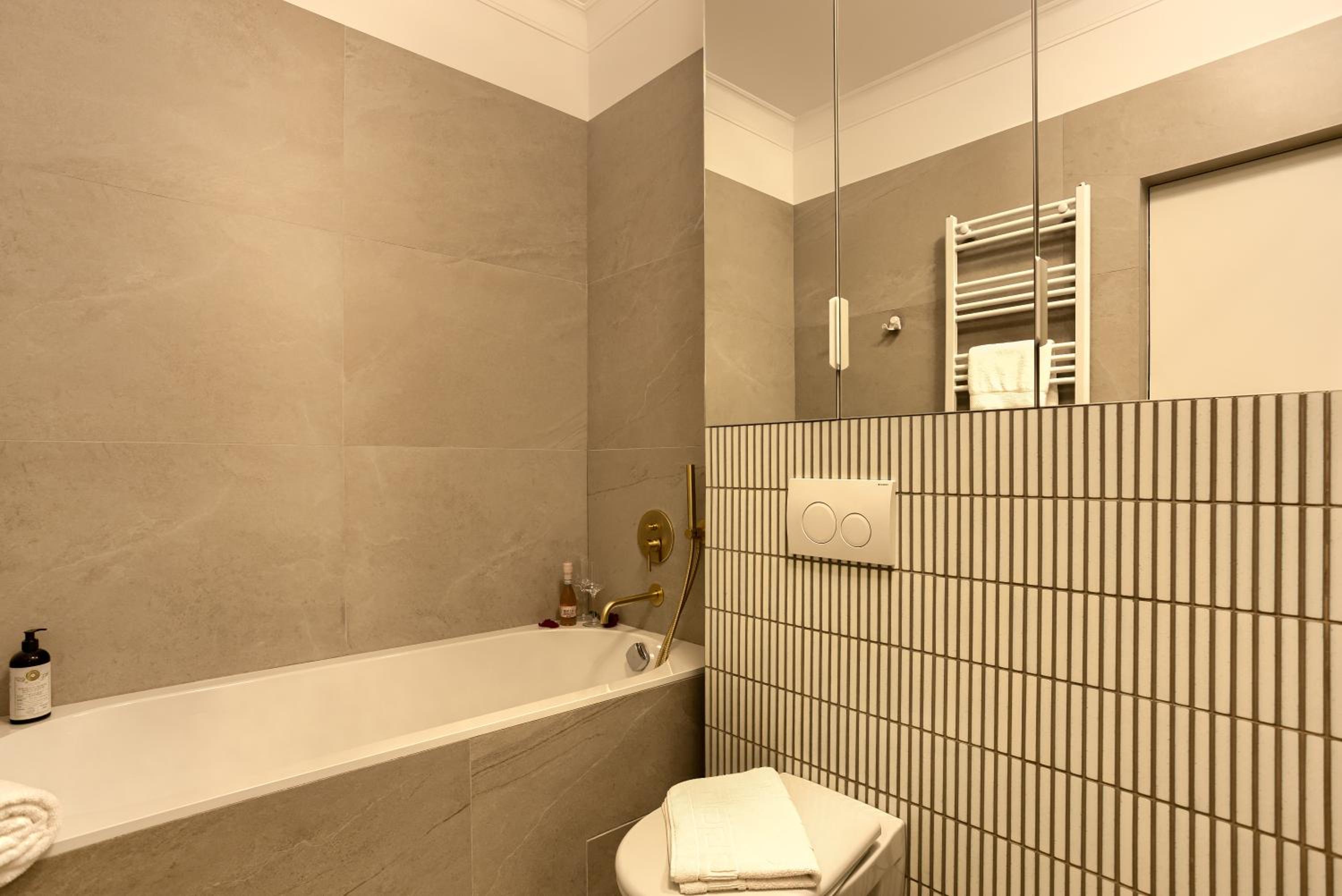 ARI Luxury Apartment with Balcony