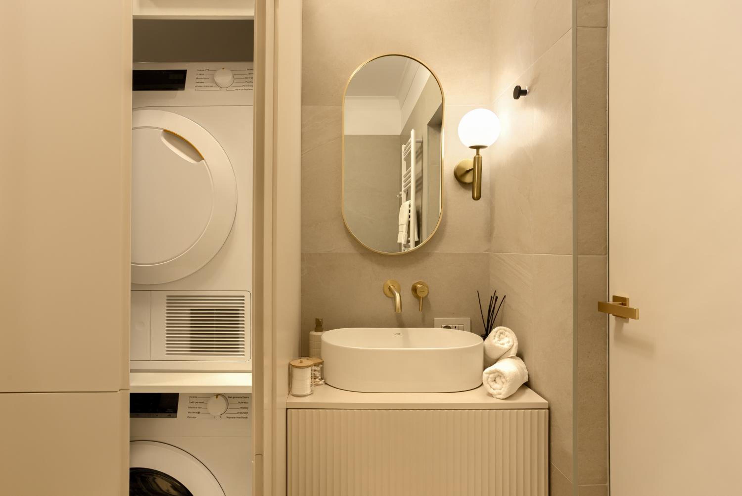 ARI Luxury Apartment with Balcony