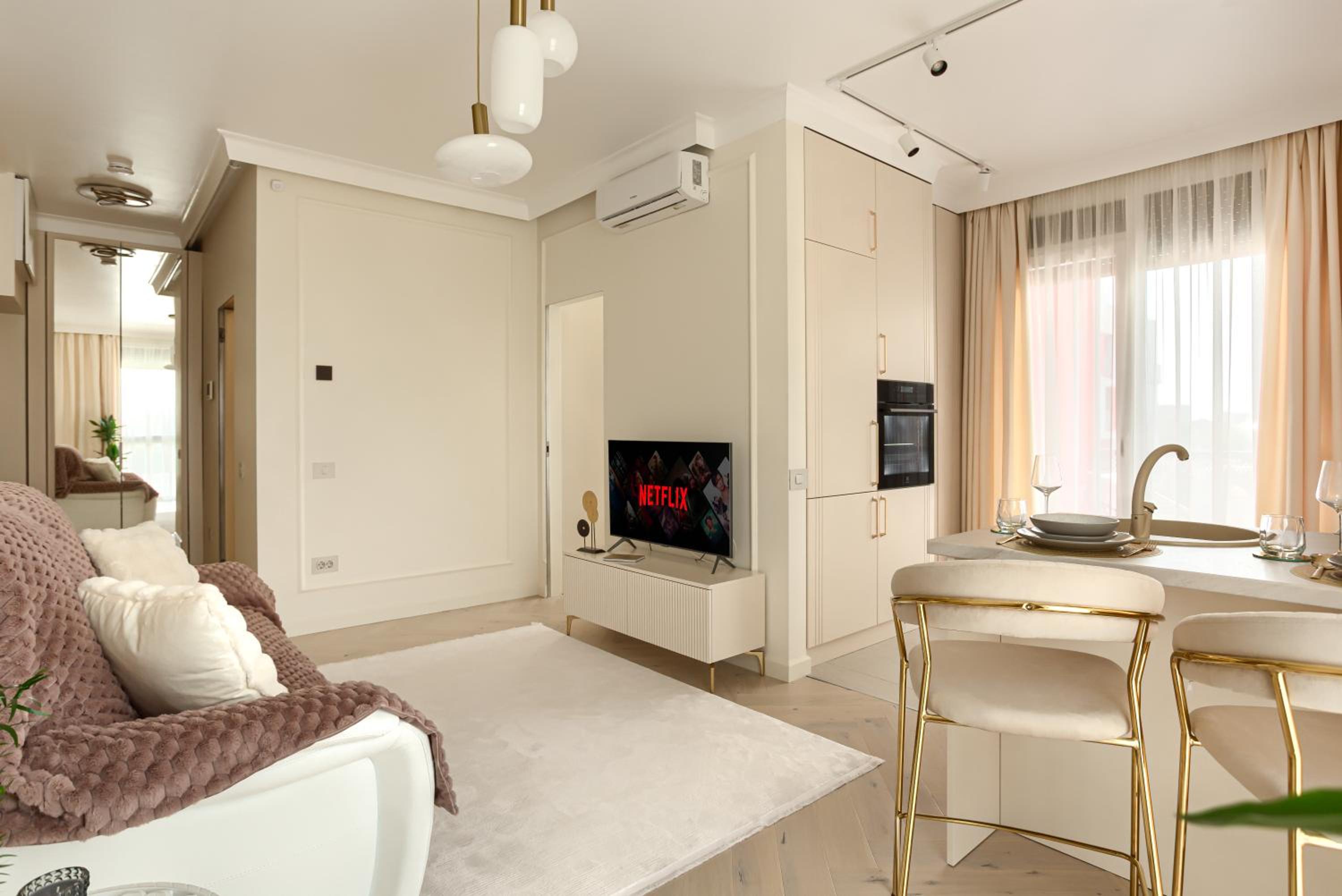 ARI Luxury Apartment with Balcony