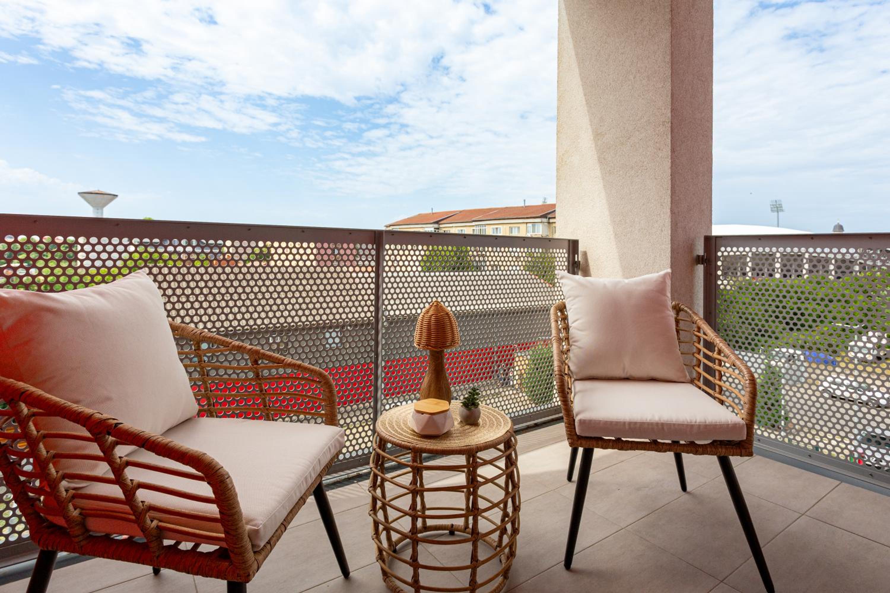 ARI Luxury Apartment with Balcony