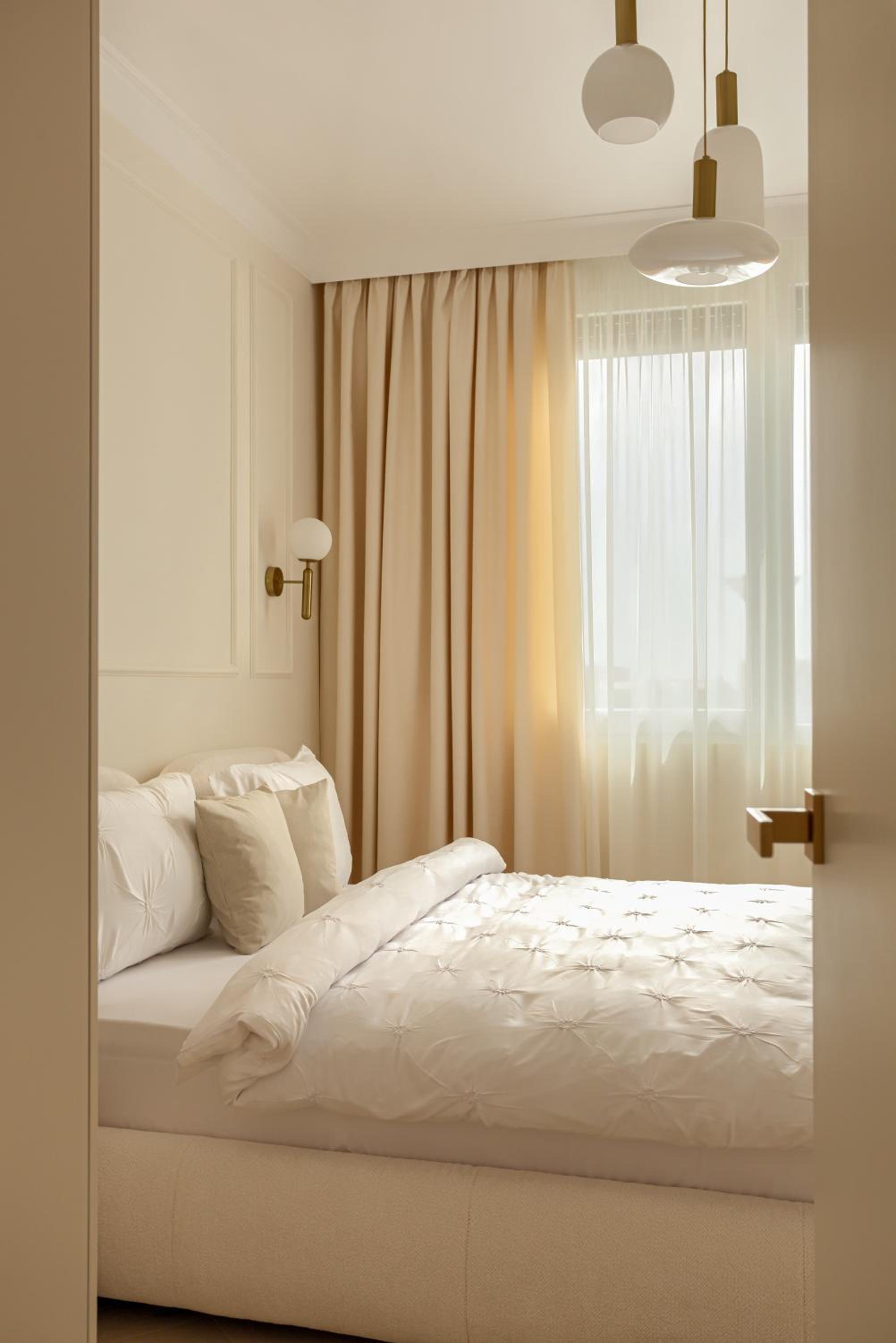 ARI Luxury Apartment with Balcony