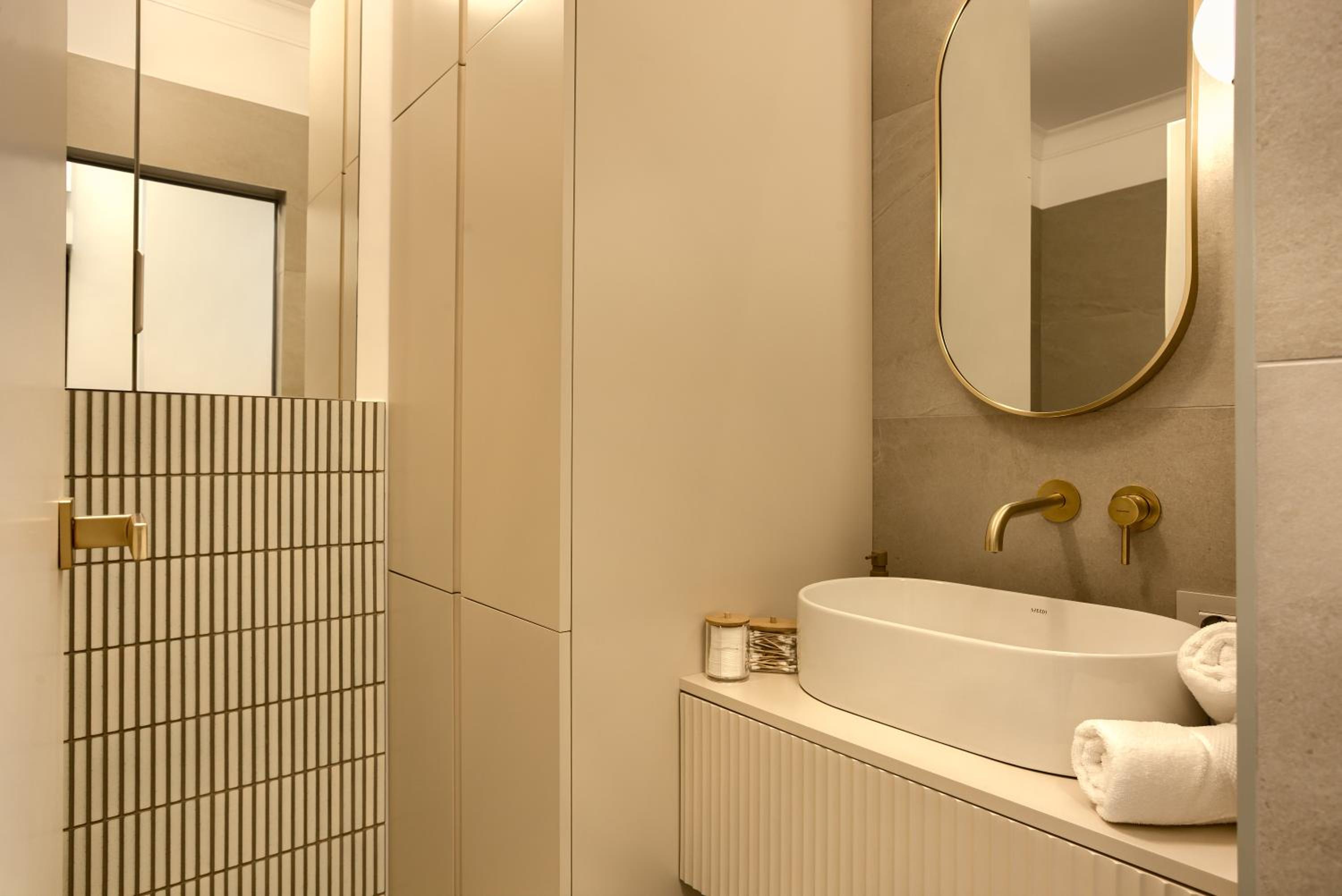 ARI Luxury Apartment with Balcony