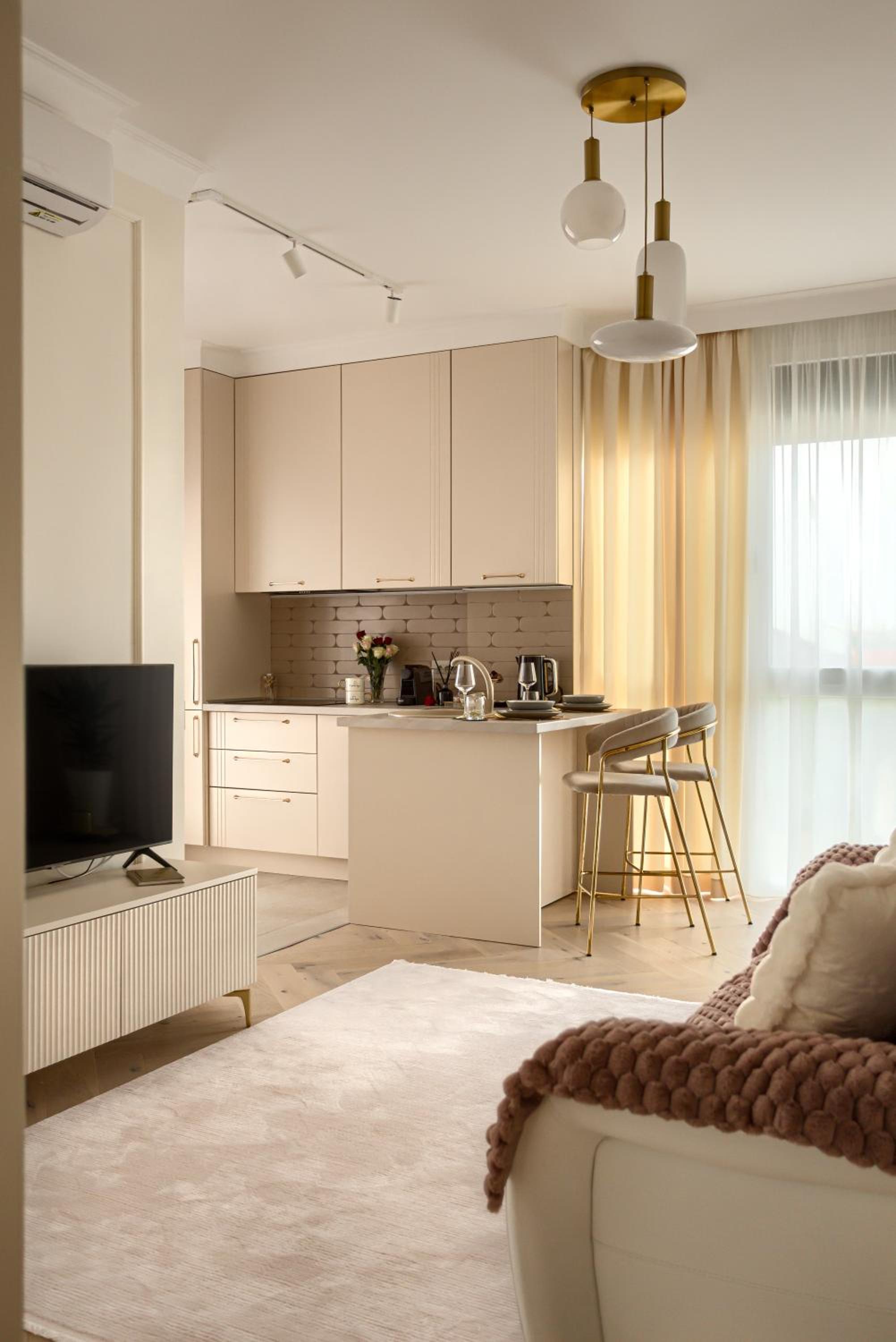 ARI Luxury Apartment with Balcony