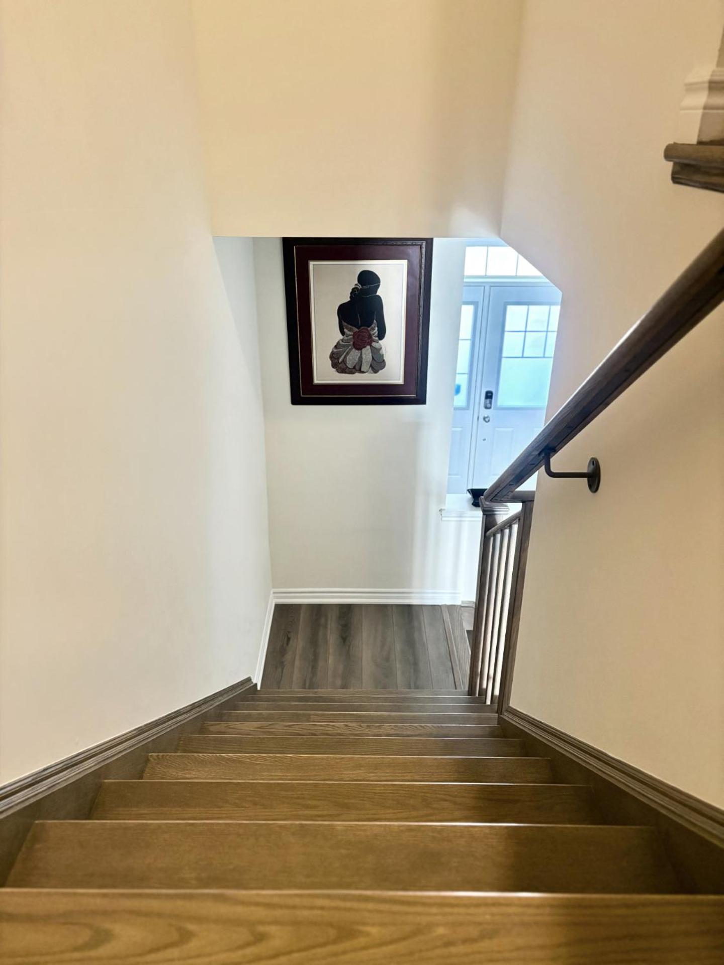 Central & Cozy 2BR Townhome with Free Parking, WiFi, Full Kitchen, Laundry, Steps to Strip Plaza & 5 Min Drive to Innisfil Beach Park! Perfect for Work Tri