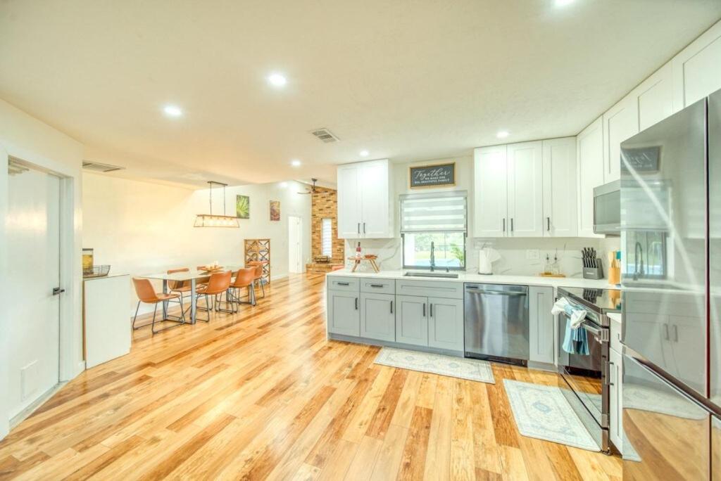 Kids- Friendly Stay in Cape! Heated Pool- Tesla charger & SPA