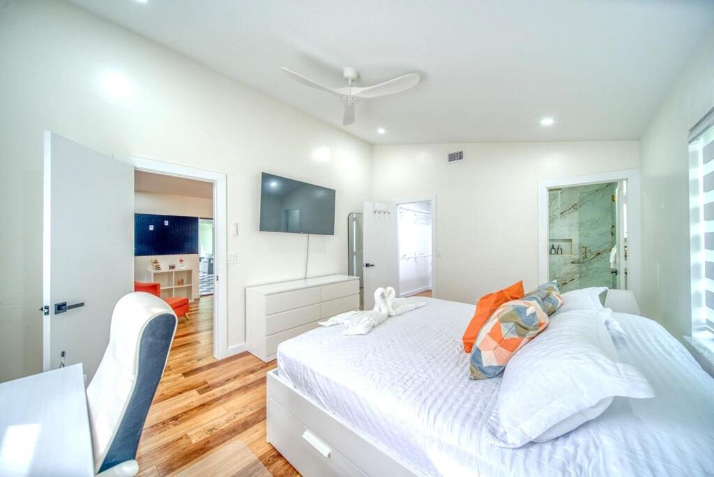 Kids- Friendly Stay in Cape! Heated Pool- Tesla charger & SPA