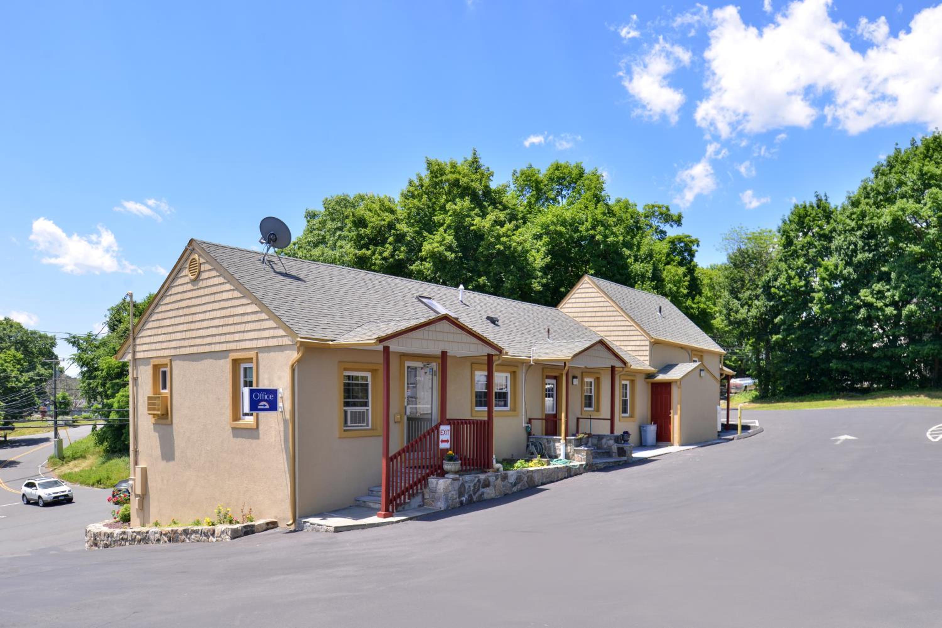 Danbury Vacations - Golden Hill Inn-Danbury - Property Image 13