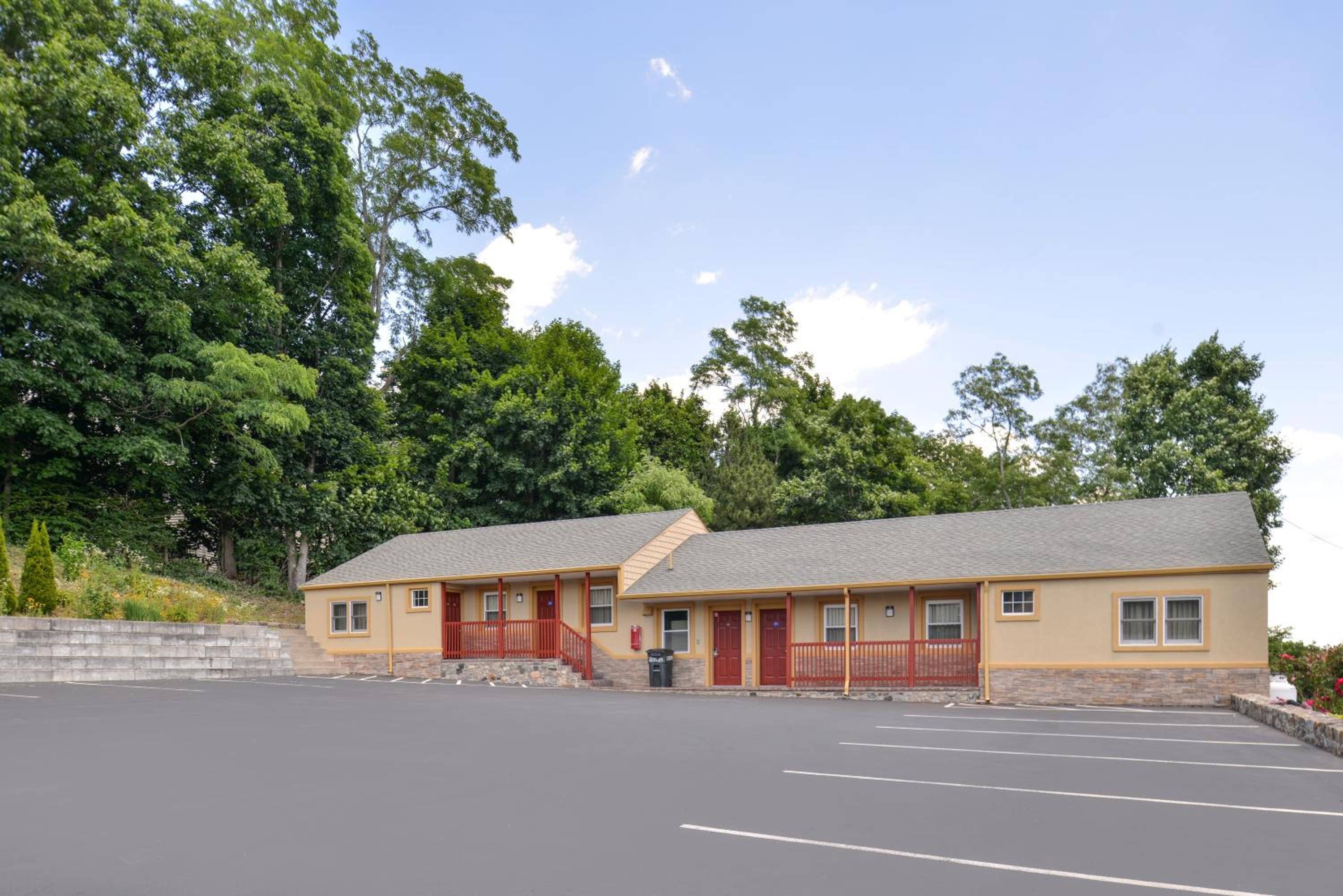 Danbury Vacations - Golden Hill Inn-Danbury - Property Image 7