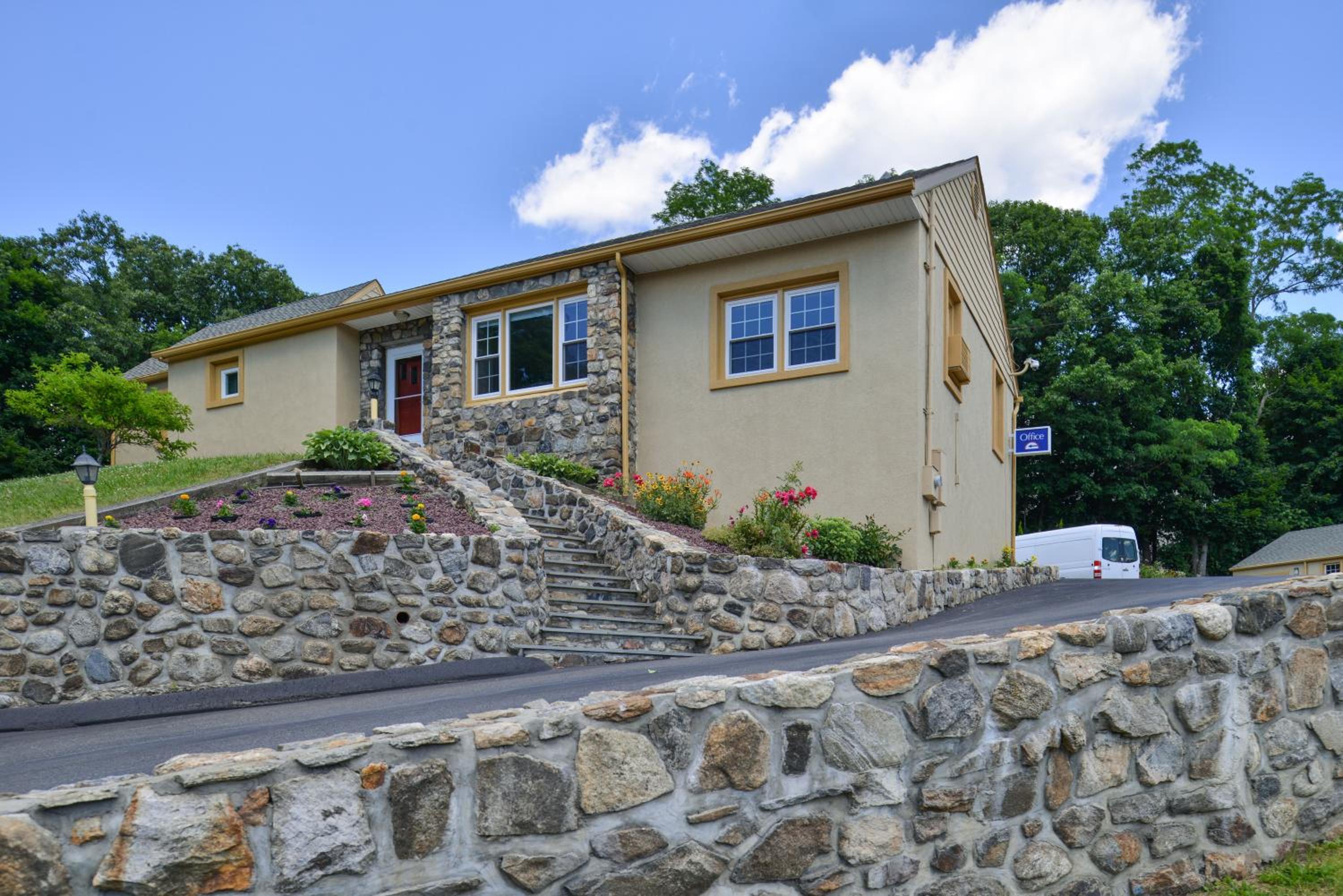 Danbury Vacations - Golden Hill Inn-Danbury - Property Image 5