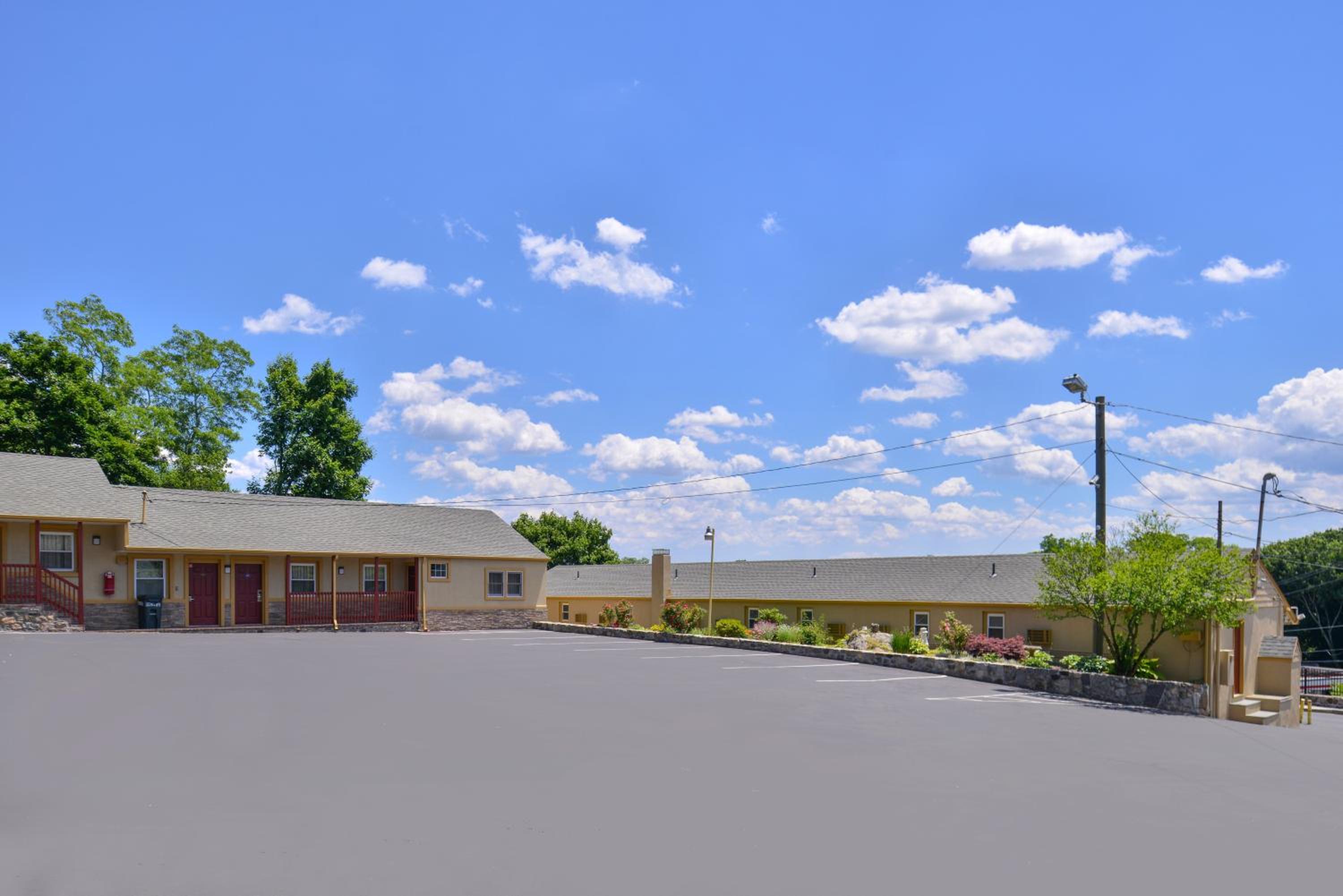 Danbury Vacations - Golden Hill Inn-Danbury - Property Image 4