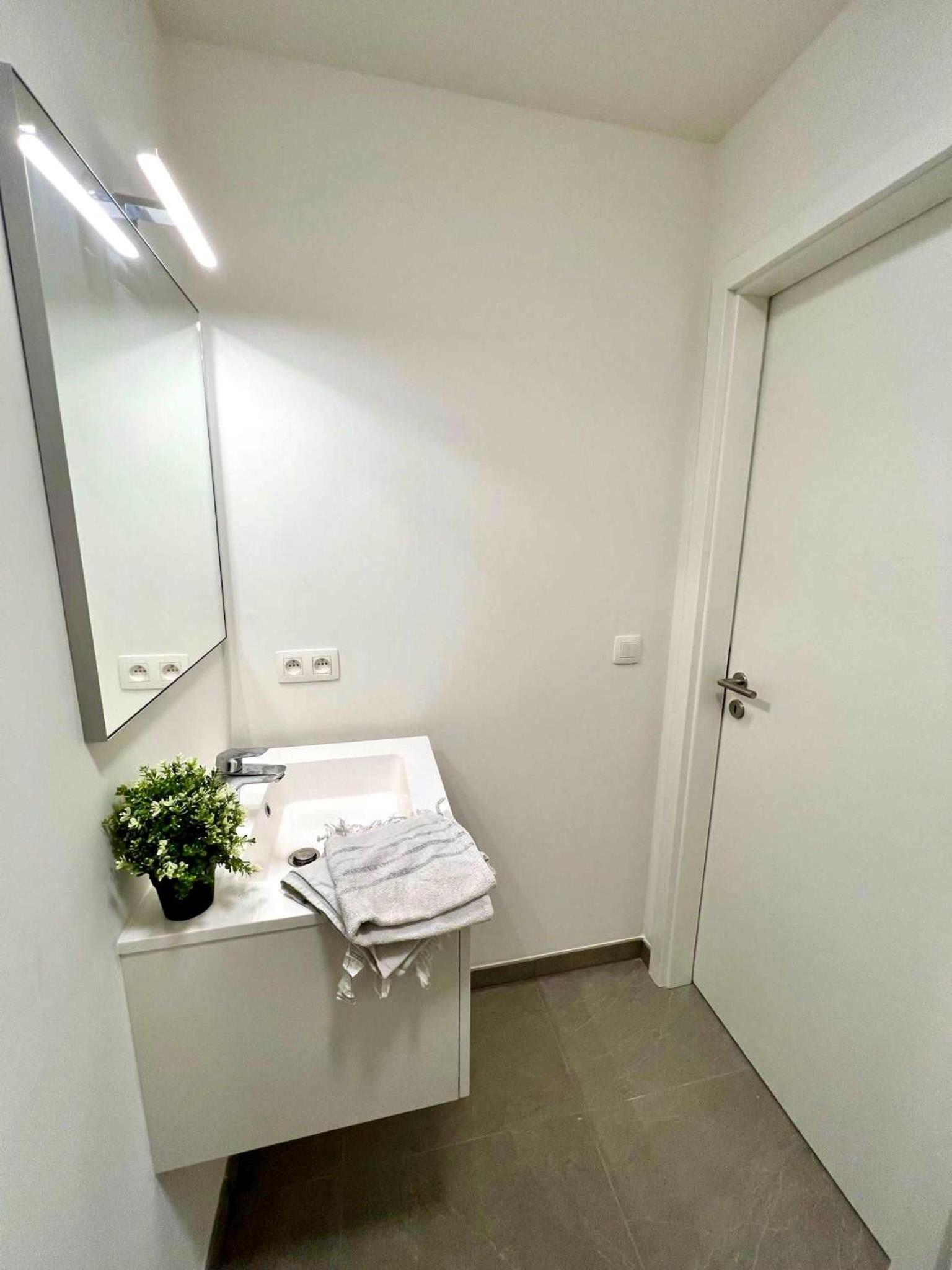 Family-Friendly Apartment Steps from Atomium - City Center 6 min