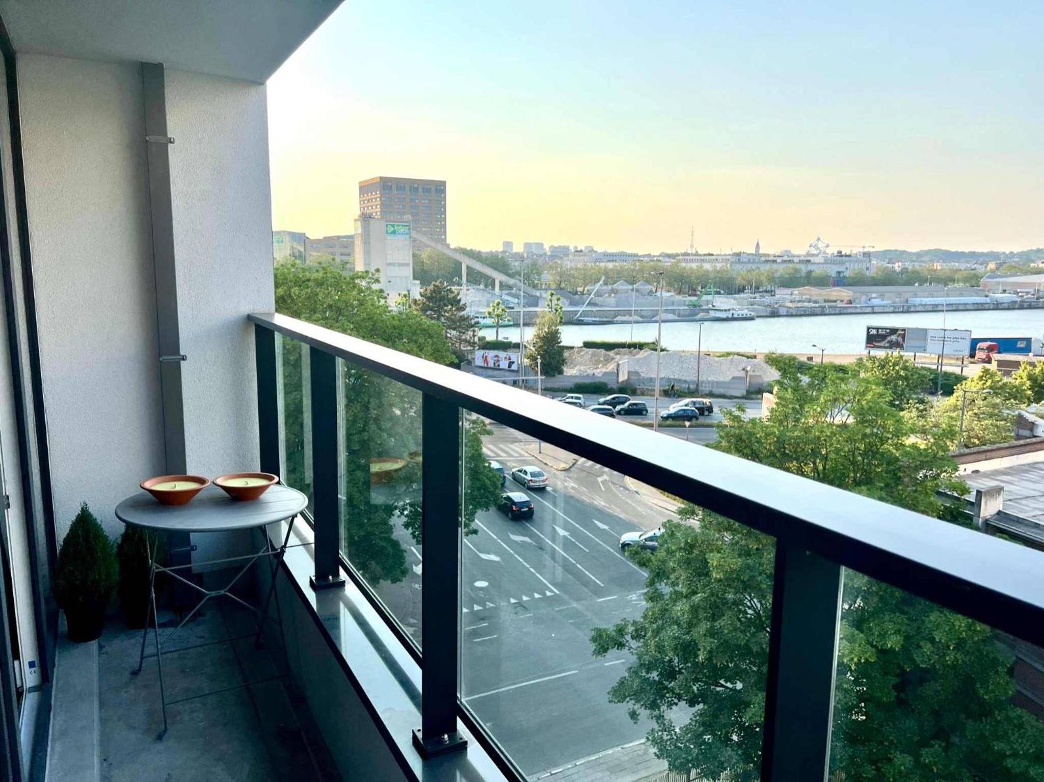 Family-Friendly Apartment Steps from Atomium - City Center 6 min