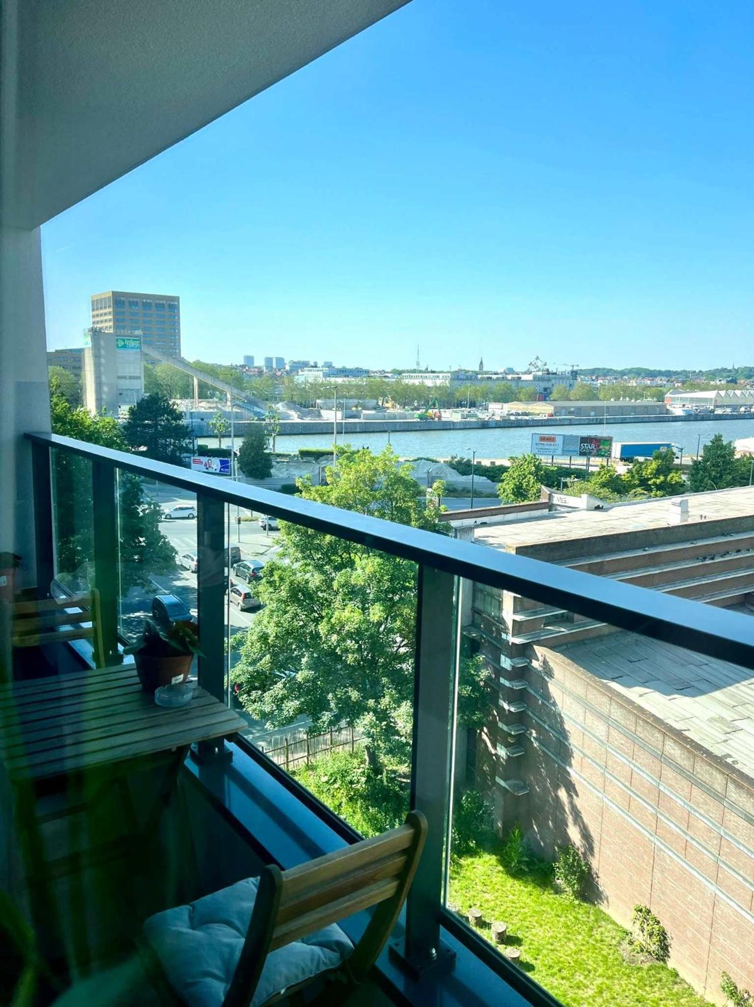 Family-Friendly Apartment Steps from Atomium - City Center 6 min
