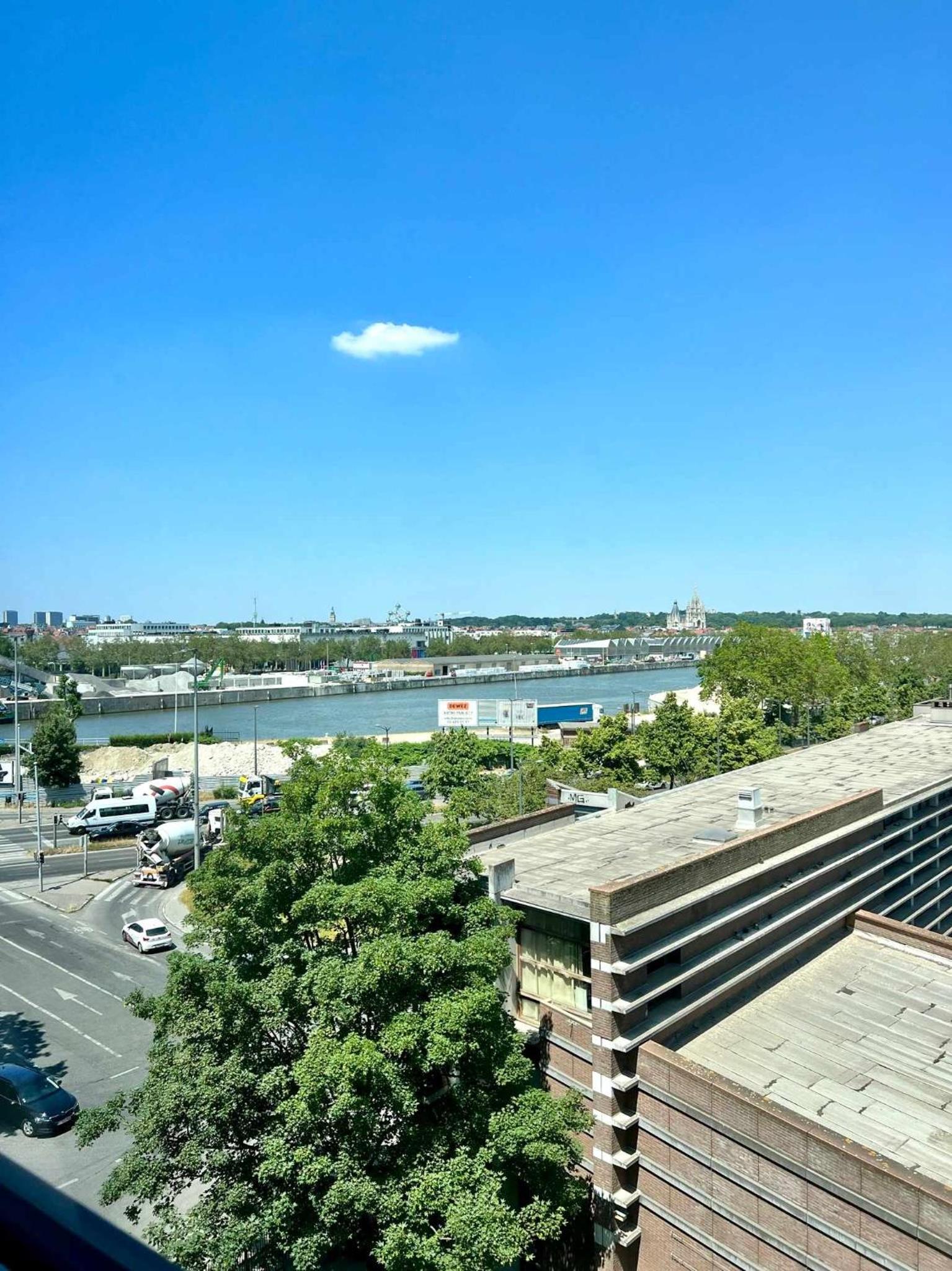 Family-Friendly Apartment Steps from Atomium - City Center 6 min