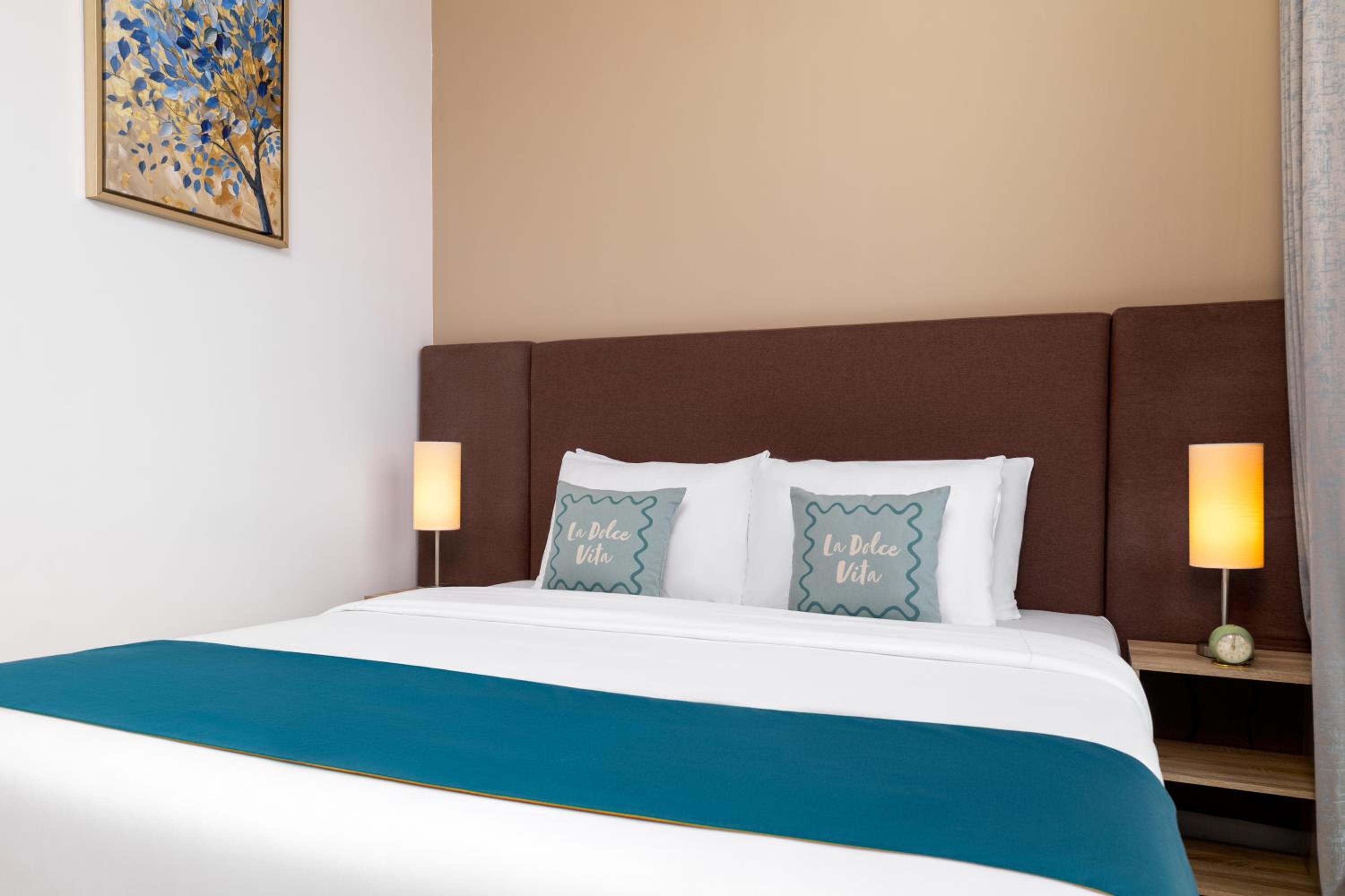 Maison Privee - Elegant Palm Retreat with Iconic Sea & Marina Vws