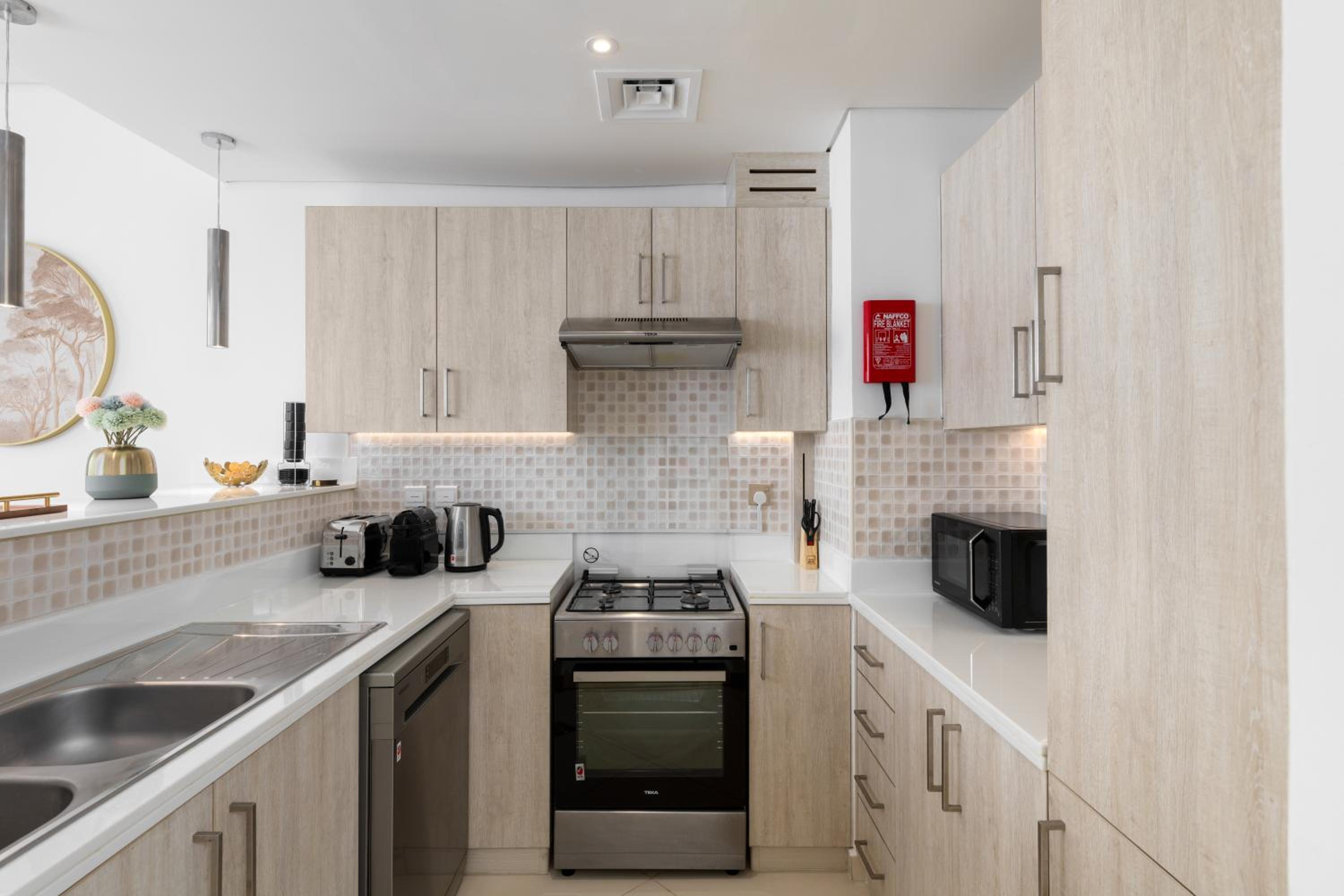 Maison Privee - Elegant Palm Retreat with Iconic Sea & Marina Vws