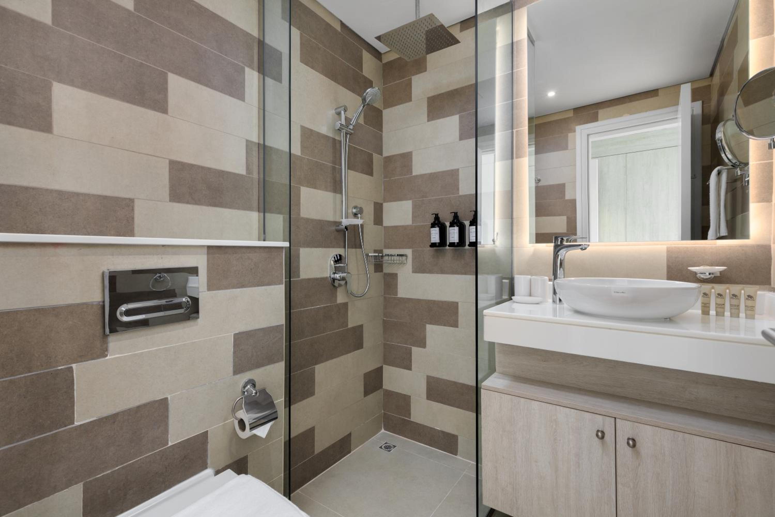 Maison Privee - Elegant Palm Retreat with Iconic Sea & Marina Vws