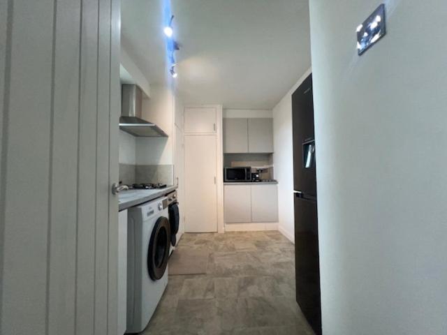 Wimbledon Central Stylish 2-Bedroom Apartment!