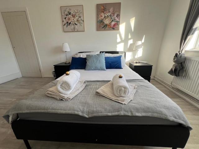Wimbledon Central Stylish 2-Bedroom Apartment!