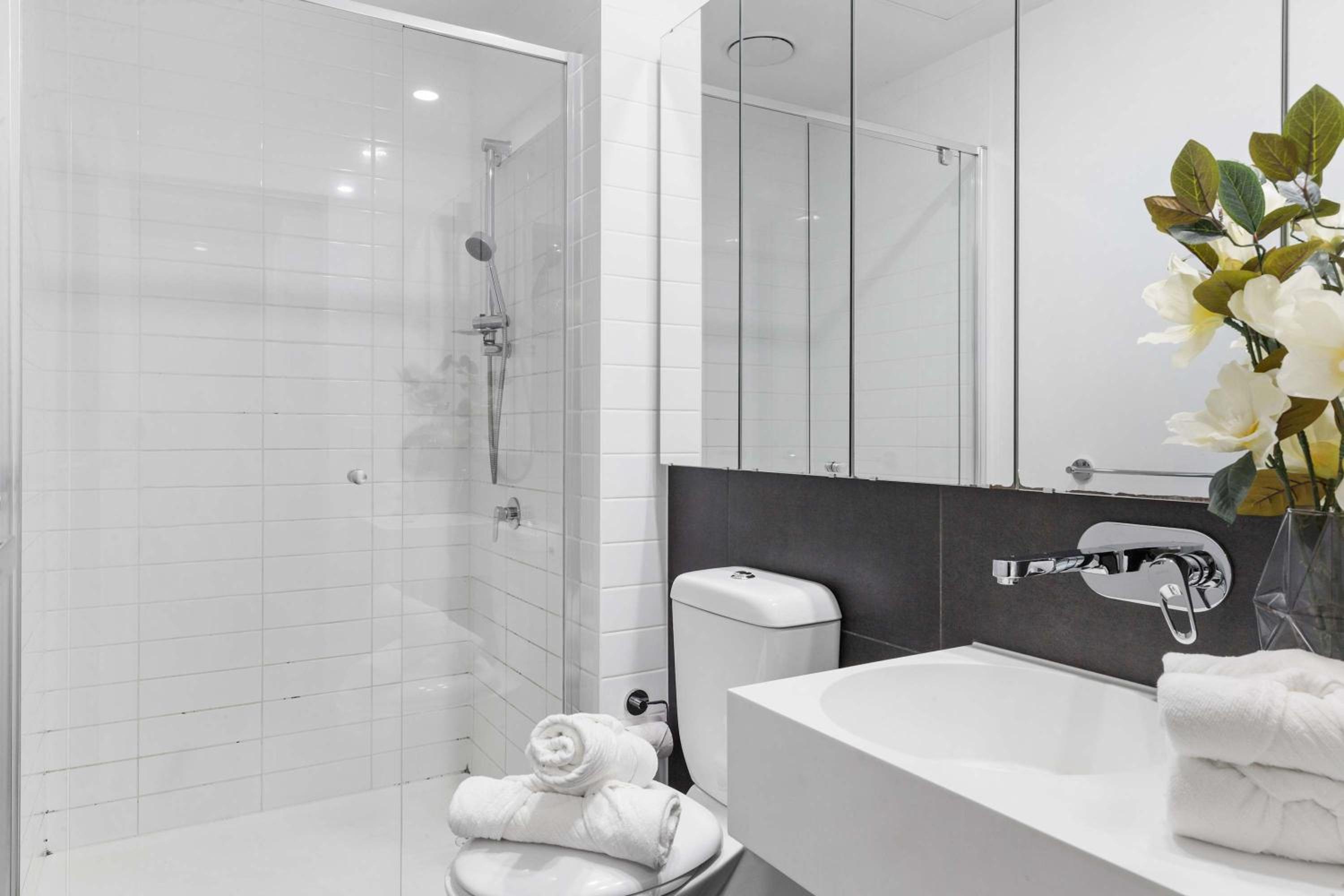 Stylish Pet-Friendly 2BR Walk to Southern Cross