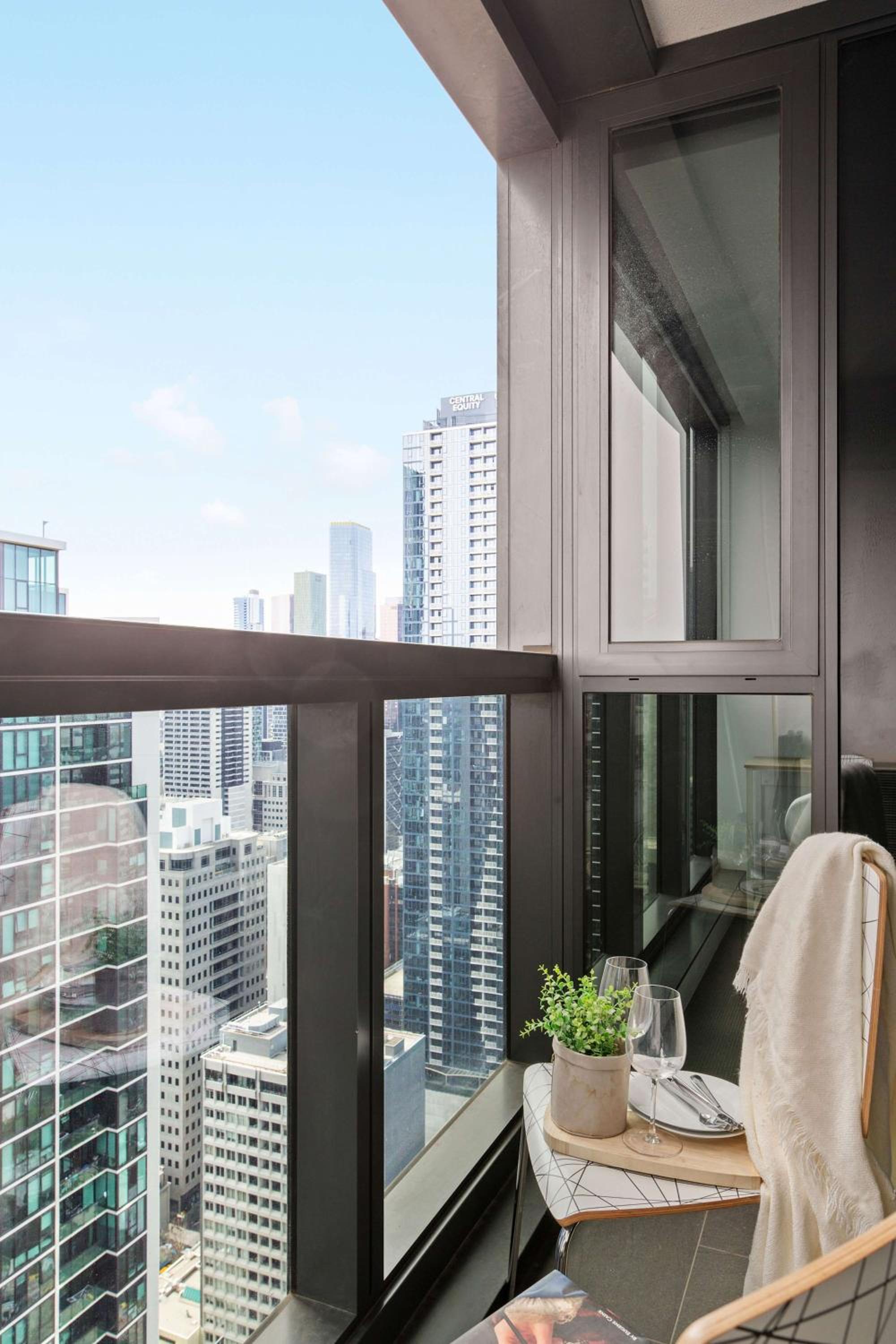 Stylish Pet-Friendly 2BR Walk to Southern Cross