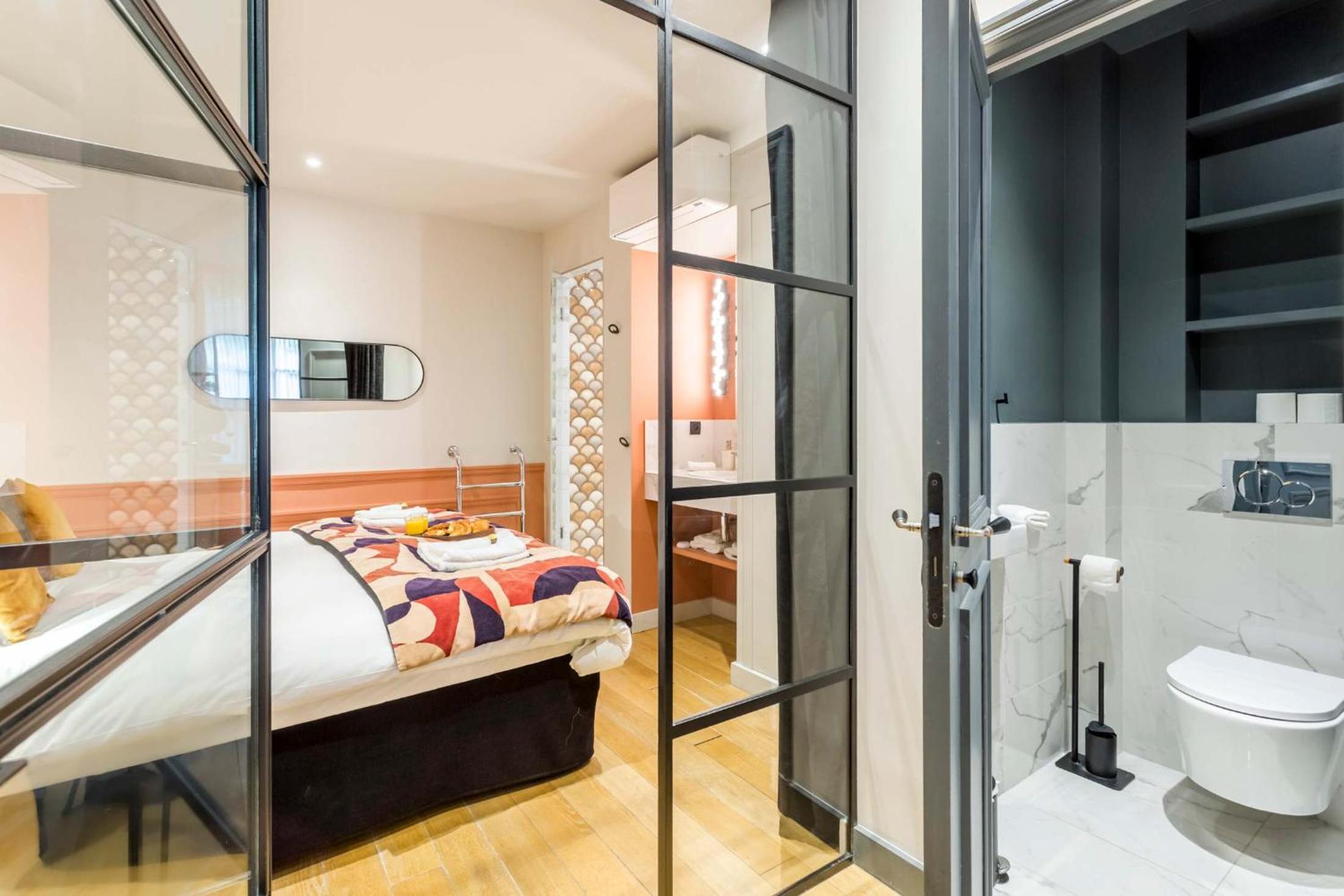 Place des Vosges Apartment with Air Conditioning