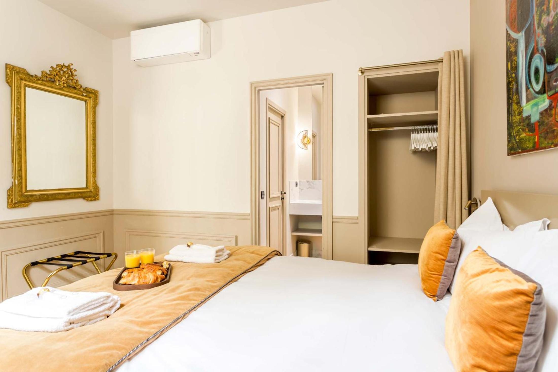 Place des Vosges Apartment with Air Conditioning