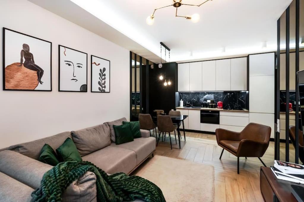 Close-Golden Apartments Warsaw - Luxury 2-Bedroom, Mennica Residence&144