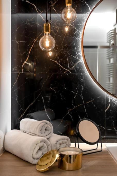 Close-Golden Apartments Warsaw - Luxury 2-Bedroom, Mennica Residence&144