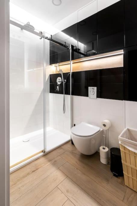 Close-Golden Apartments Warsaw - Luxury 2-Bedroom, Mennica Residence&144