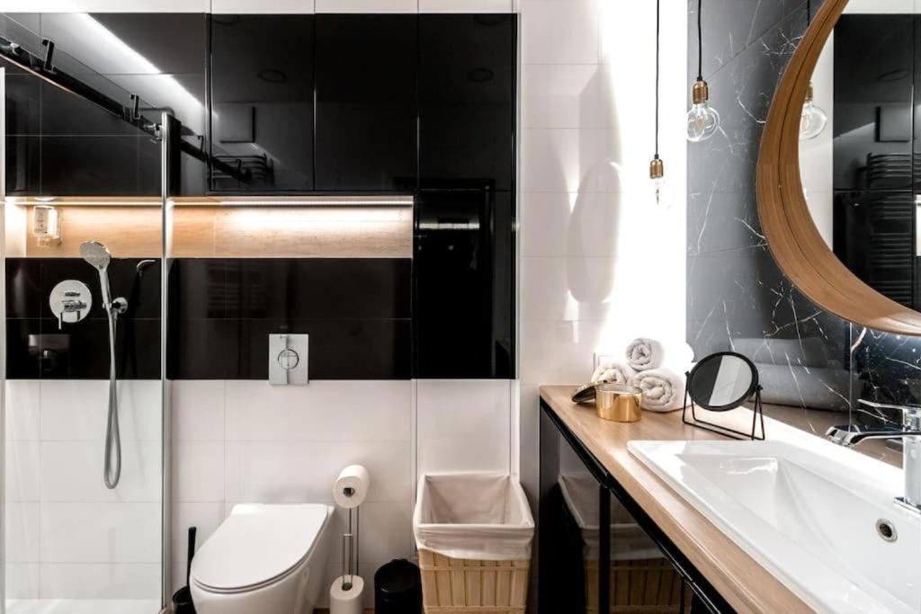 Close-Golden Apartments Warsaw - Luxury 2-Bedroom, Mennica Residence&144